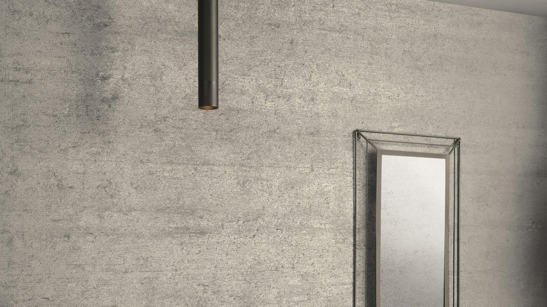 Anthrazitfarbener Spiegel und Deckenleuchte vor Wand in Betonoptik von Bad