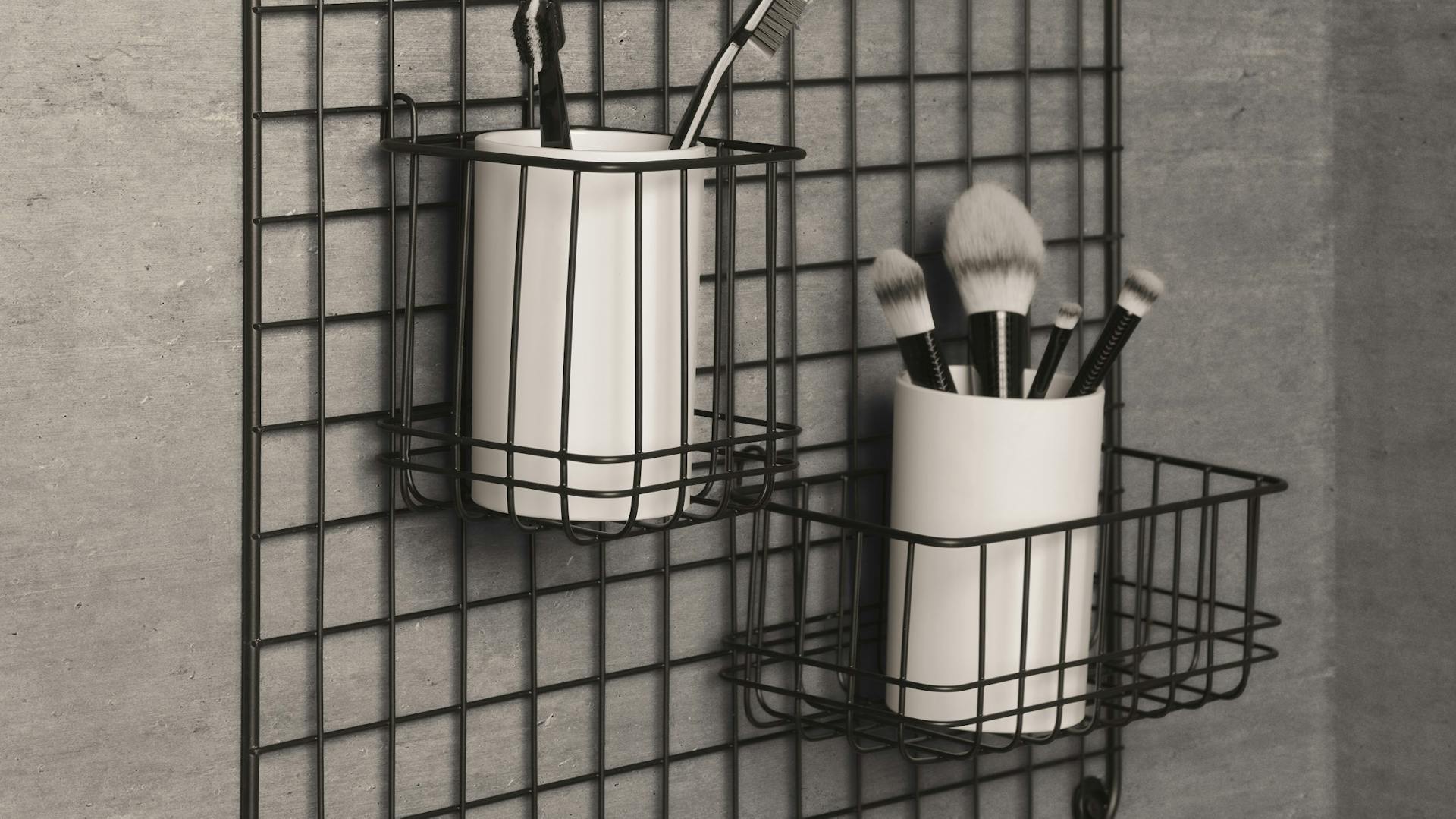 Anthrazitfarbenes Dekogitter aus Metall mit Badaccessoires für Bad in Betonoptik