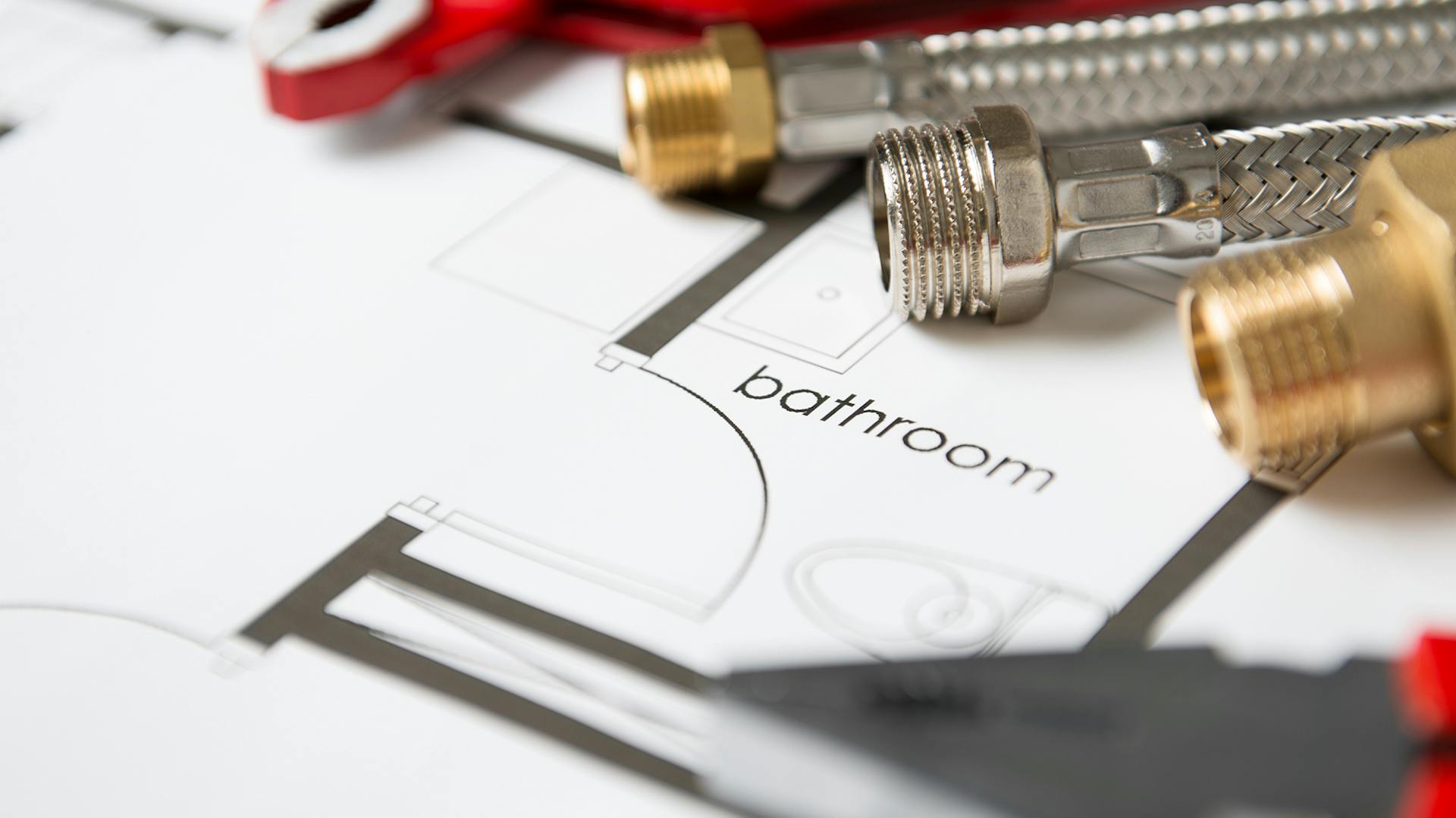 Plan von Grundriss für Bad mit Rohren