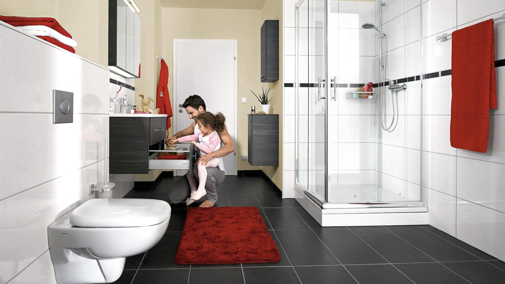 Vater und Tochter in großem Familienbad