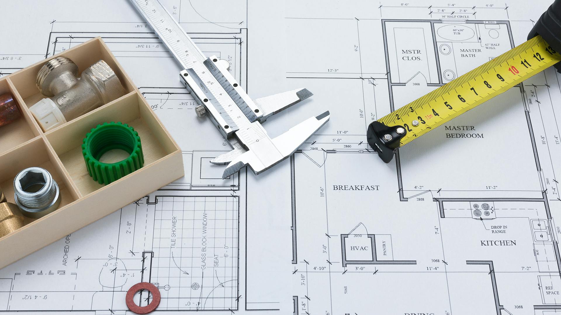 Baupläne mit Maßband