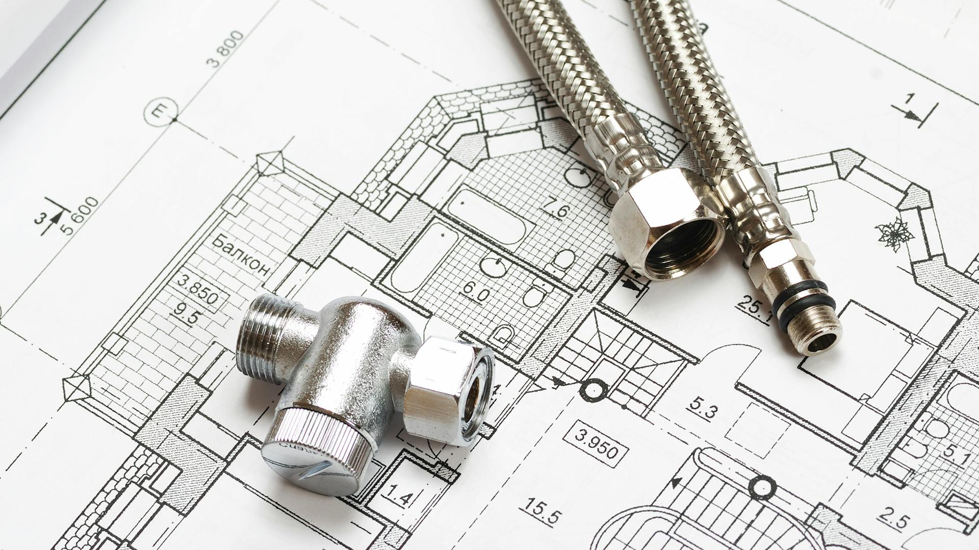 Grundriss Wohnung, darauf liegen diverse Baumaterialien.