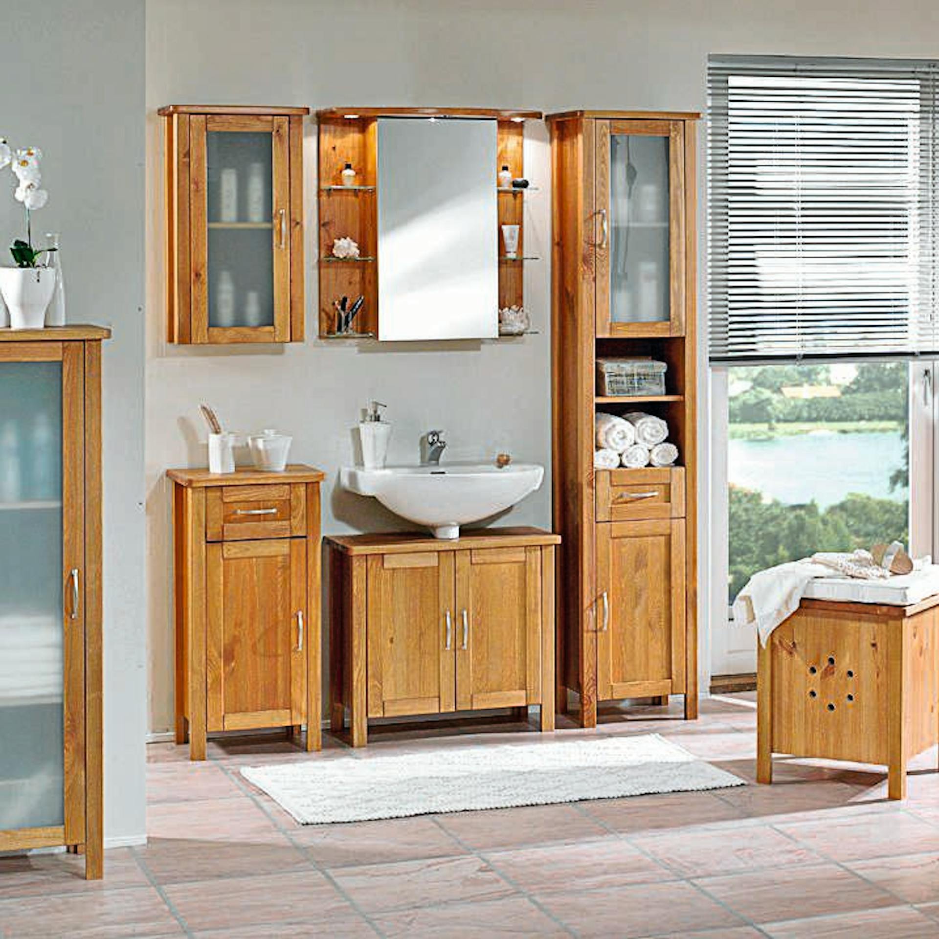 Badmöbelgarnitur in Holzoptik bestehende aus Regalen, Unterschränken, Spiegelschrank und Hocker.