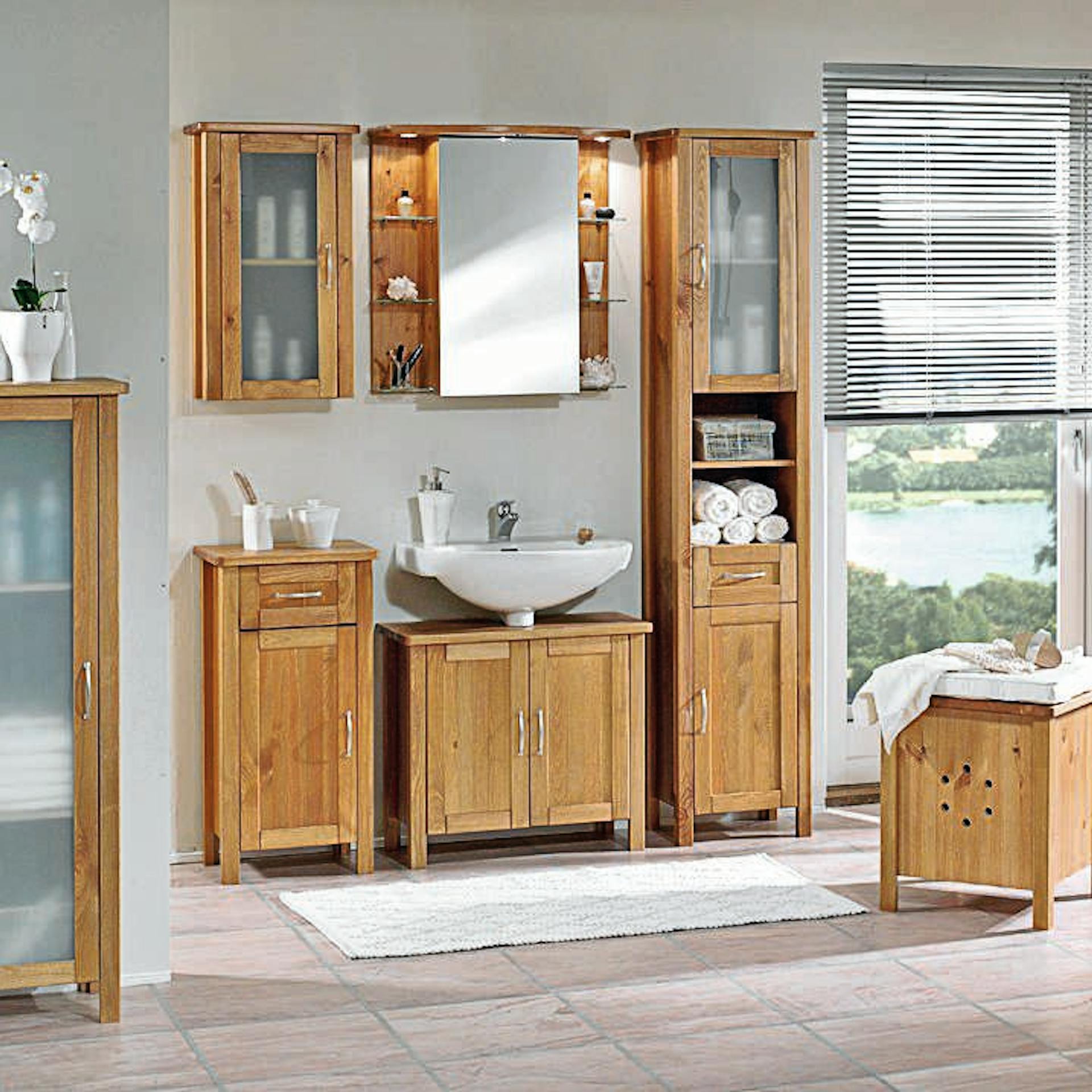 Badmöbelgarnitur in Holzoptik bestehende aus Regalen, Unterschränken, Spiegelschrank und Hocker.