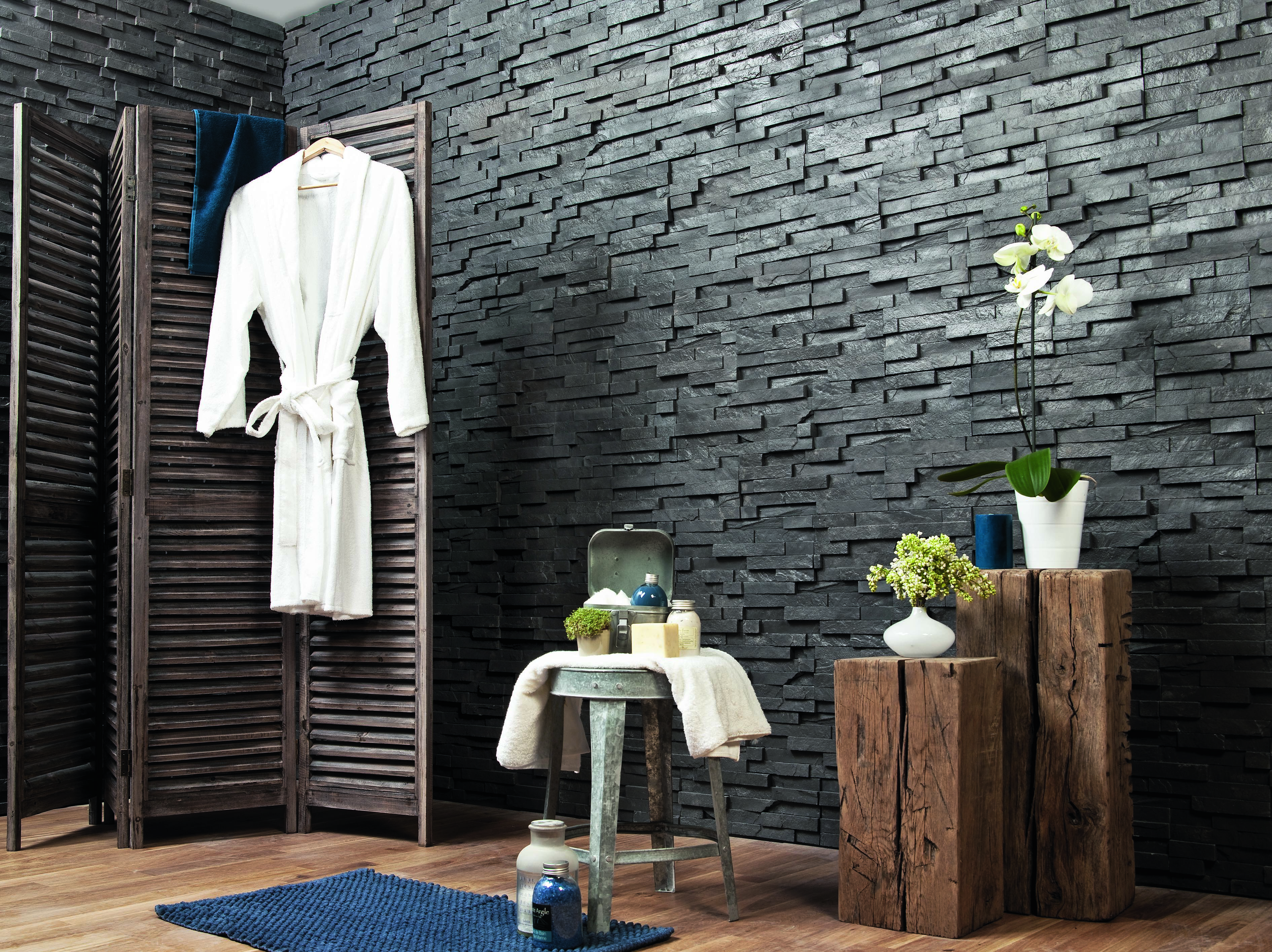 Bad in Holzoptik mit Paravent und Dekoration.