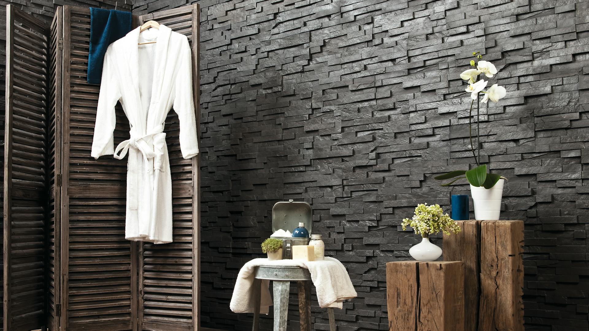 Bad in Holzoptik mit Paravent und Dekoration.