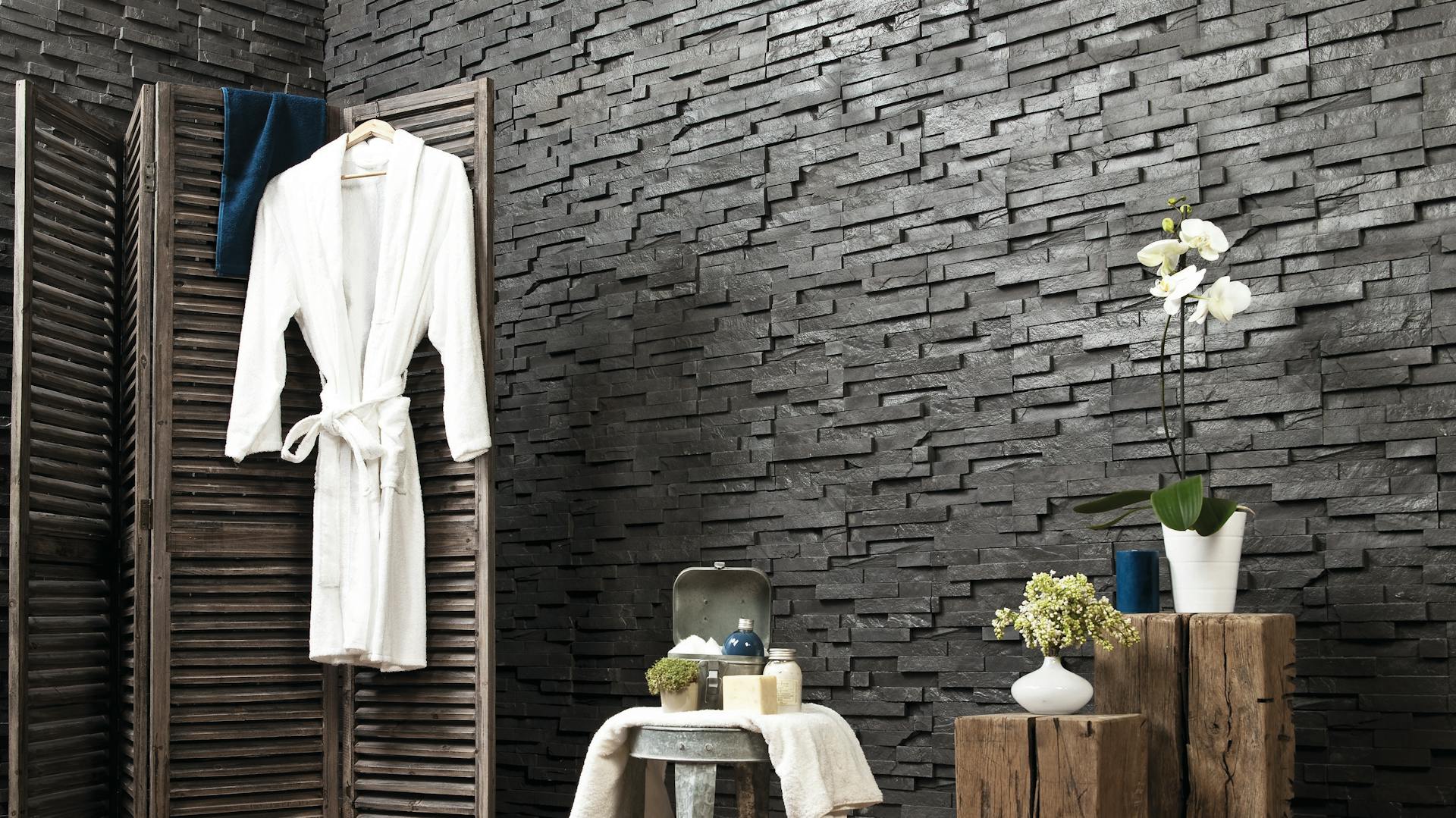 Bad in Holzoptik mit Paravent und Dekoration.