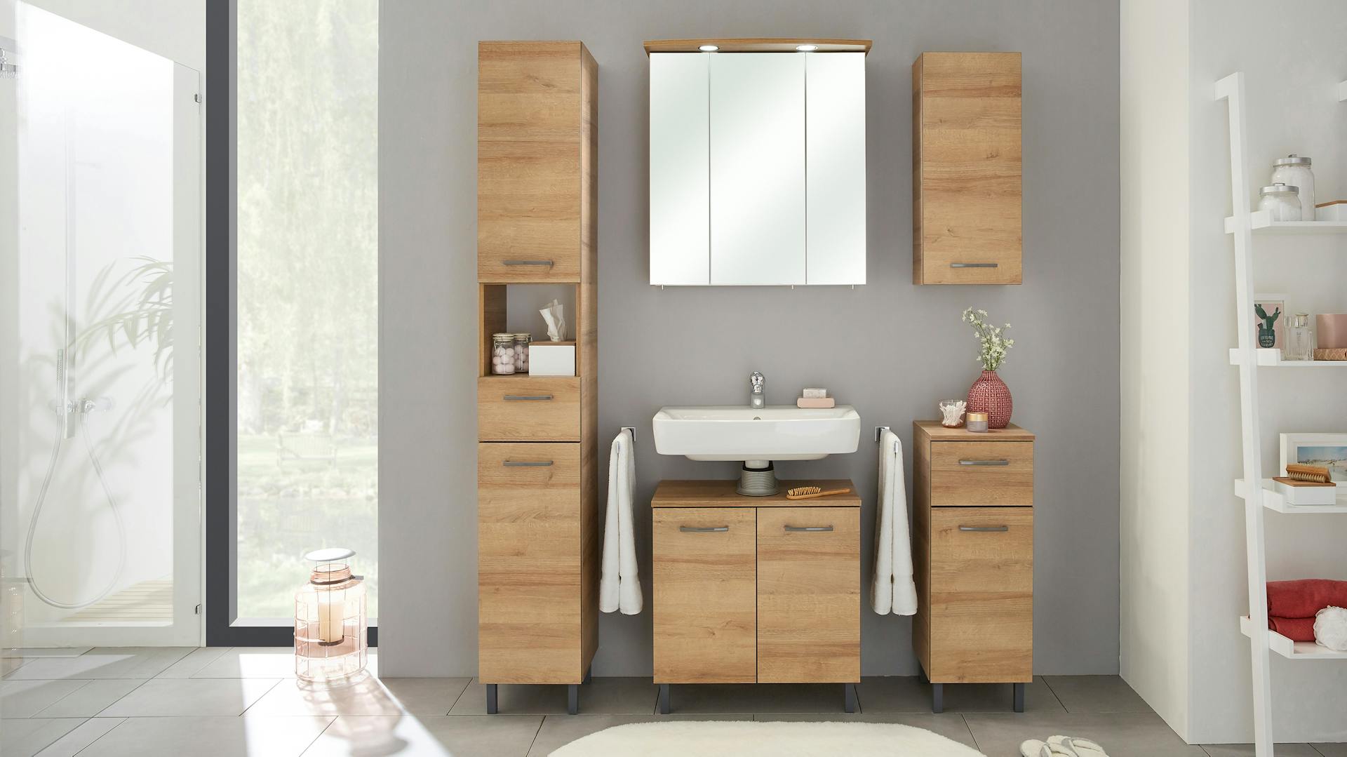 Natürliches Bad mit Holzmöbeln und große Fensterfront