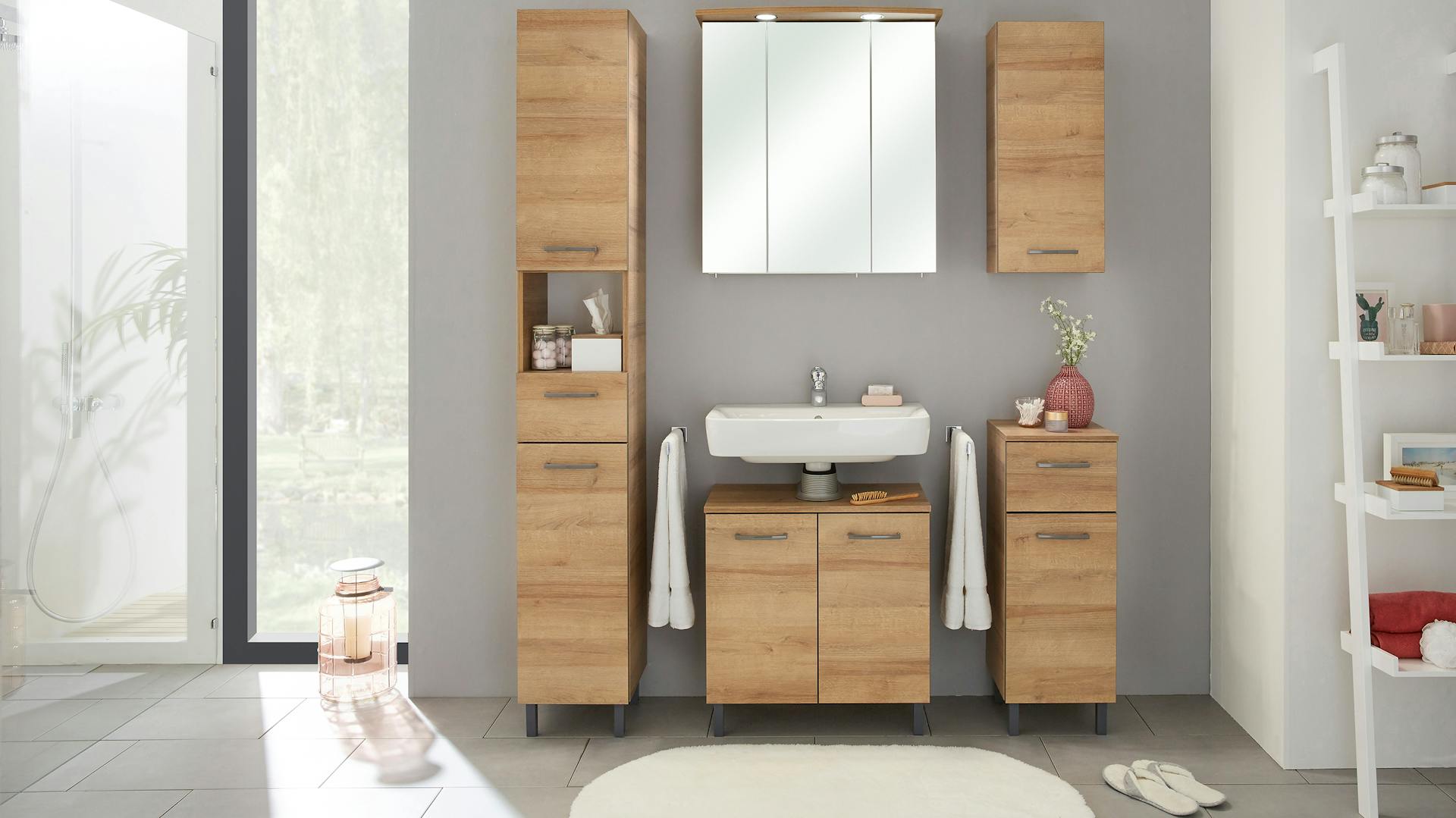 Natürliches Bad mit Holzmöbeln und große Fensterfront