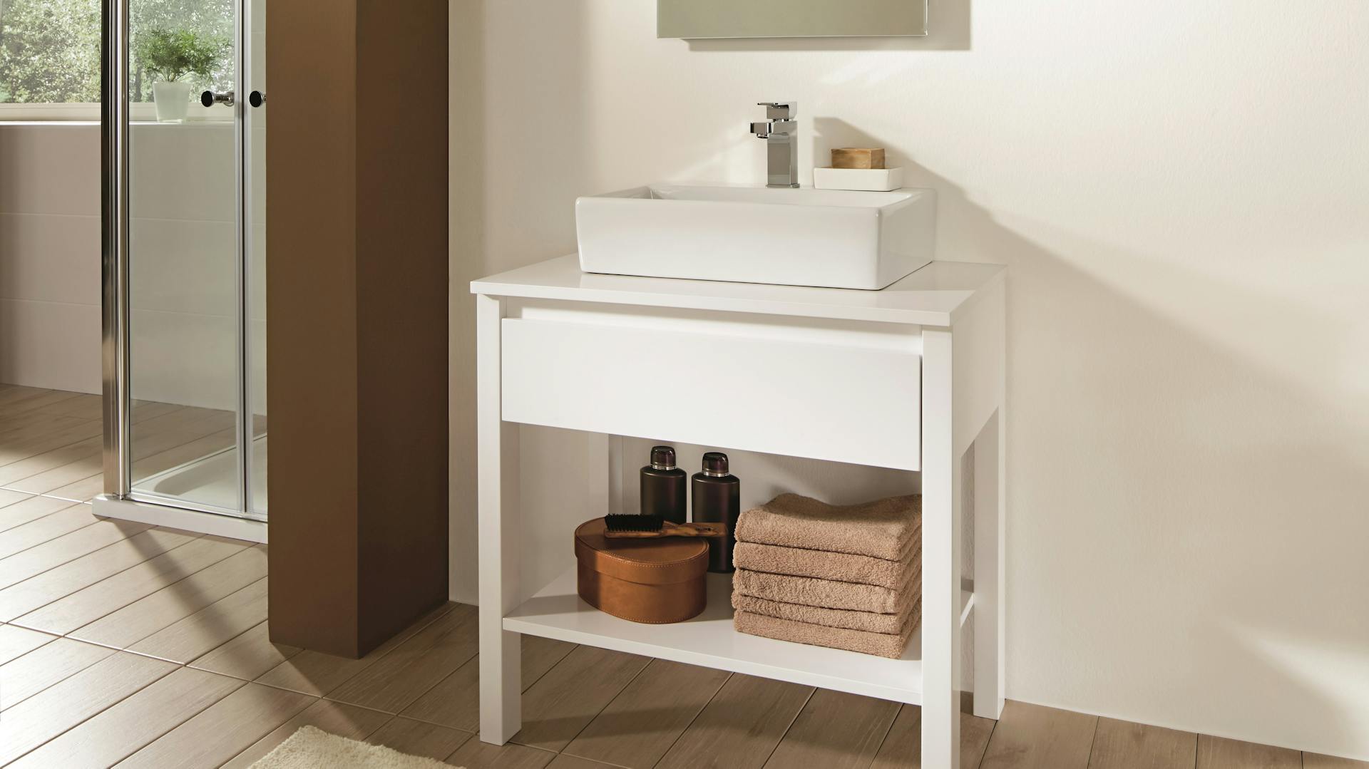 Weißer Waschtisch auf Holzfliesen