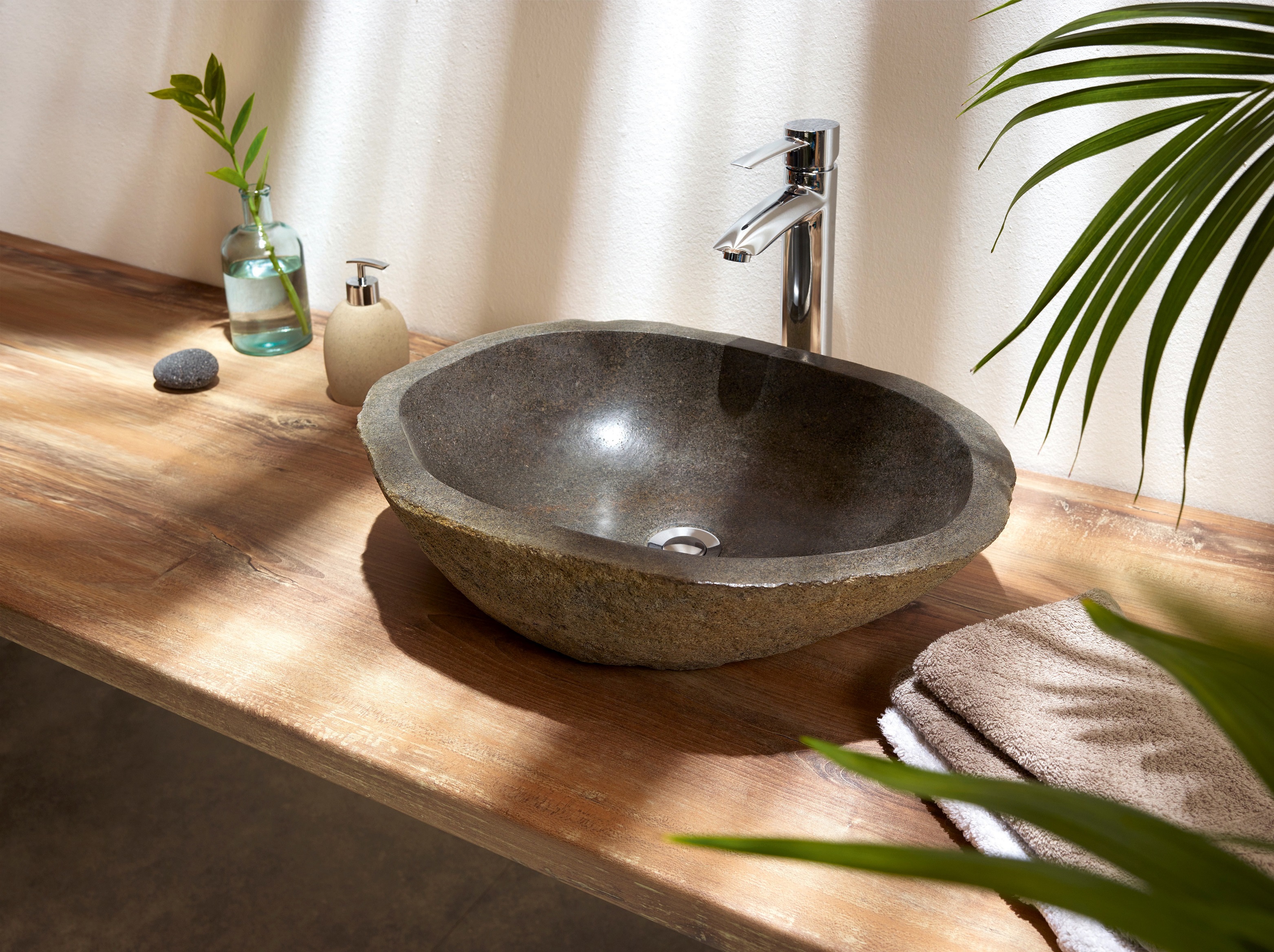 Waschbecken in Naturoptik auf Holzplatte