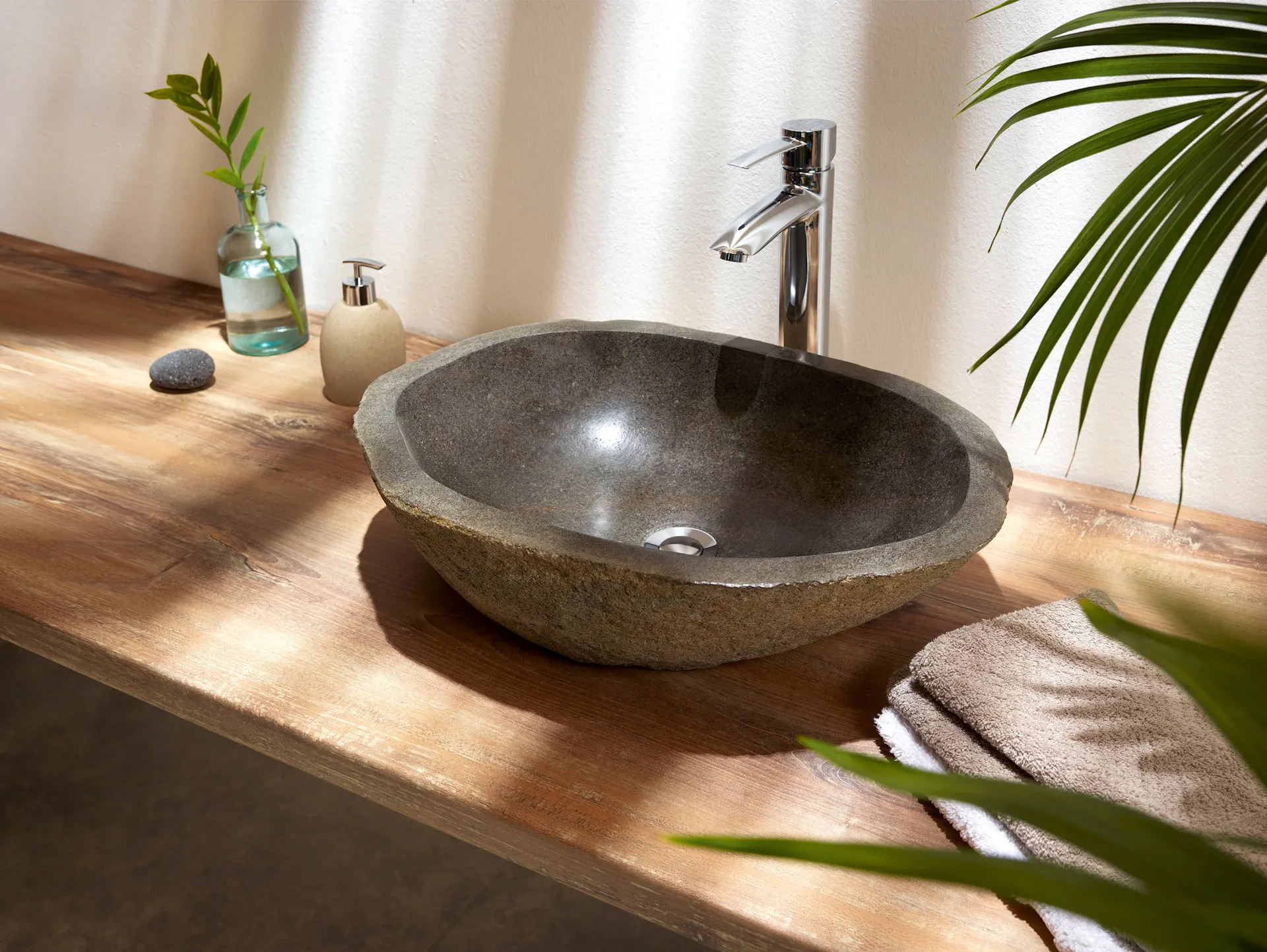 Waschbecken in Naturoptik auf Holzplatte