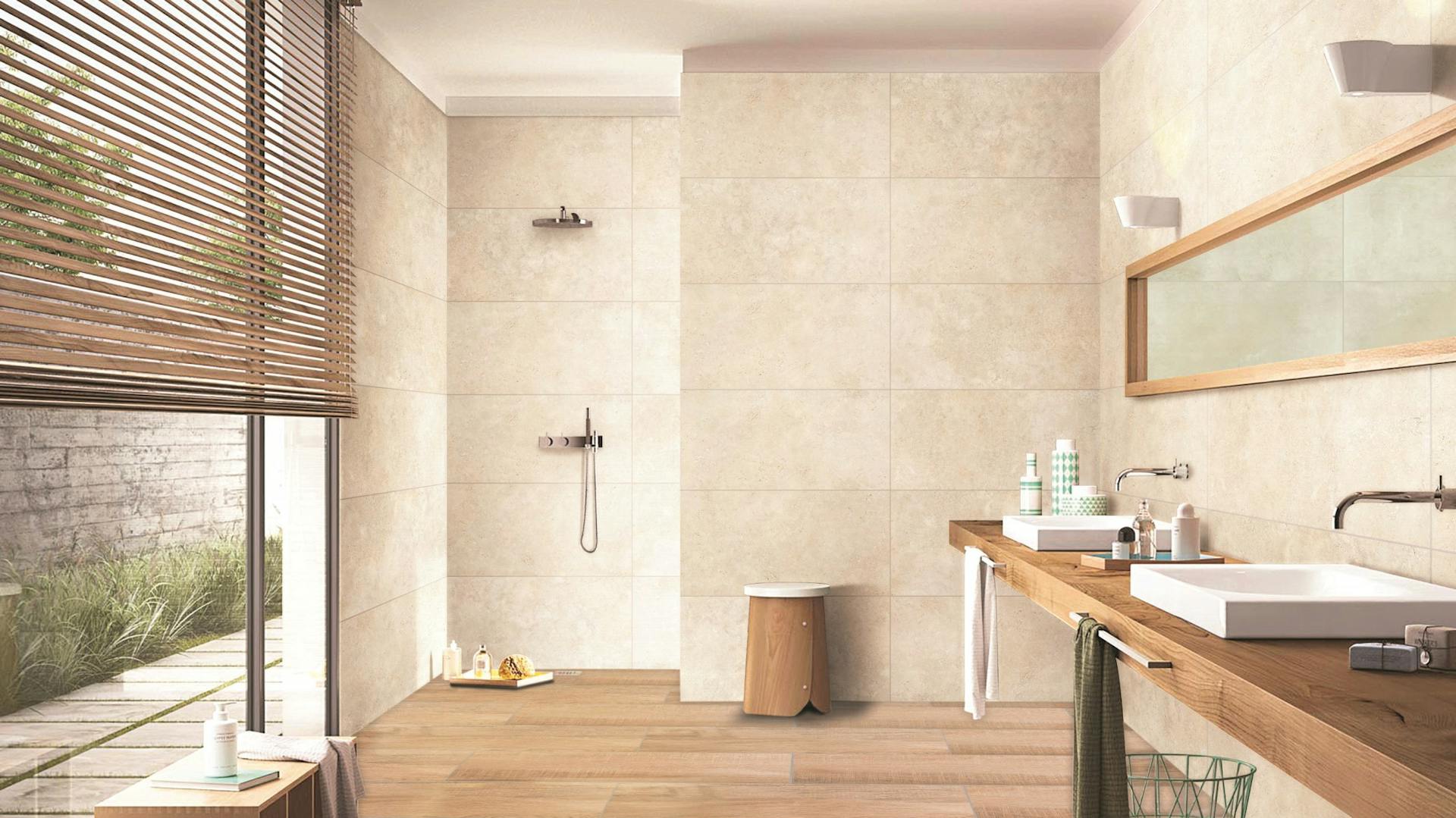 Ebenerdige Regendusche und Waschtischarmaturen aus Holz auf Holzfliesen.