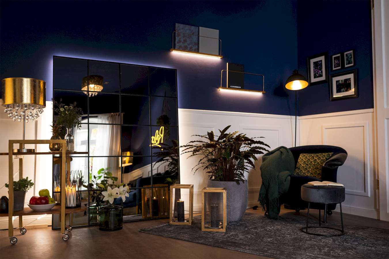 Indirekte Beleuchtung im Zimmer.