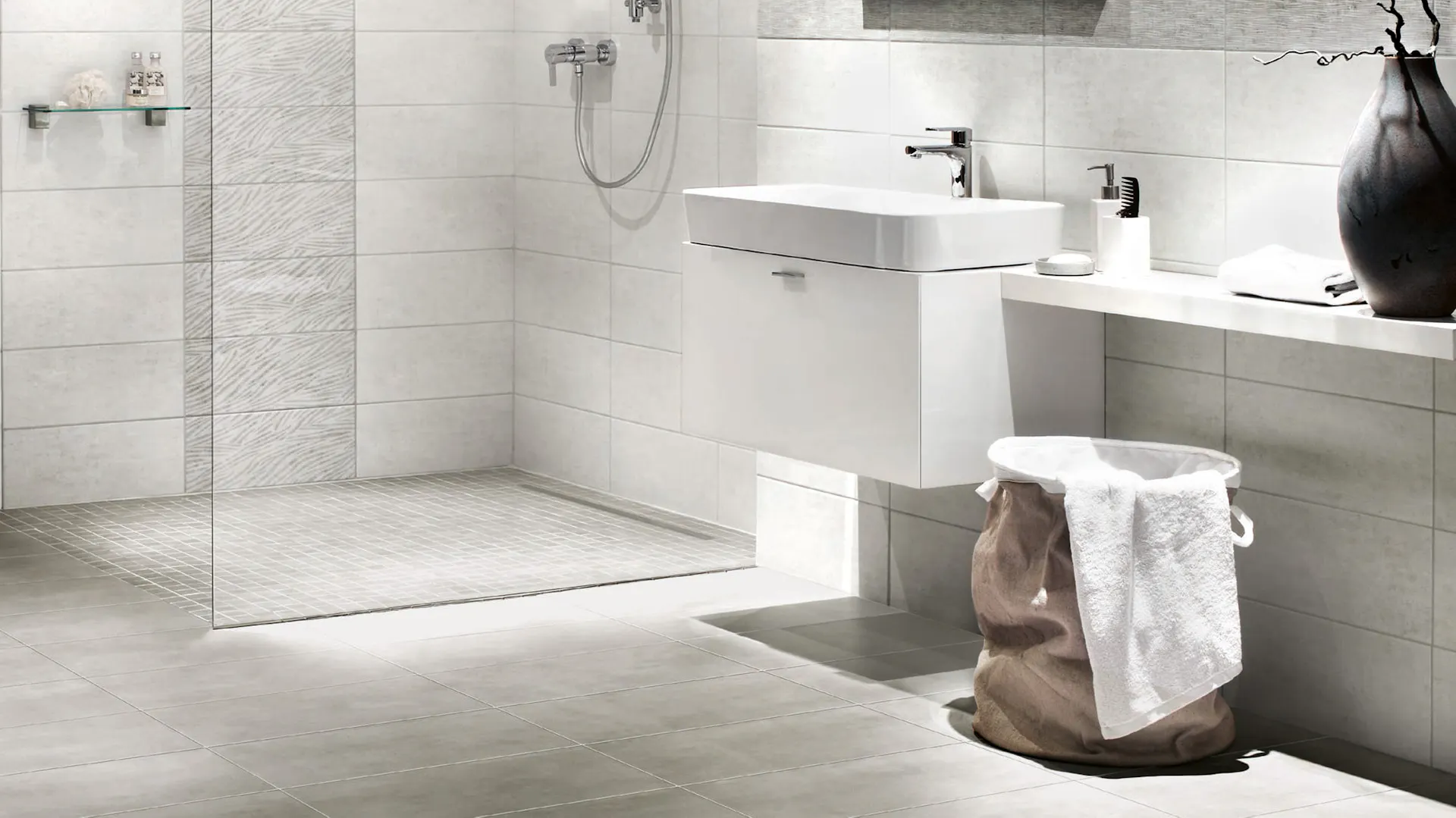 Un bagno di pregio con grande vasca e piastrelle con effetto legno.