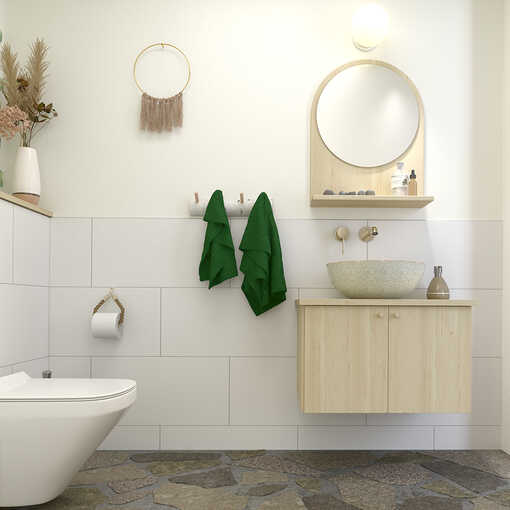 Ein warmes Bad mit einer Waschbeckenarmatur in Holzoptik und daneben eine Birkenstamm-Wandgarderobe als Handtuchhalter.