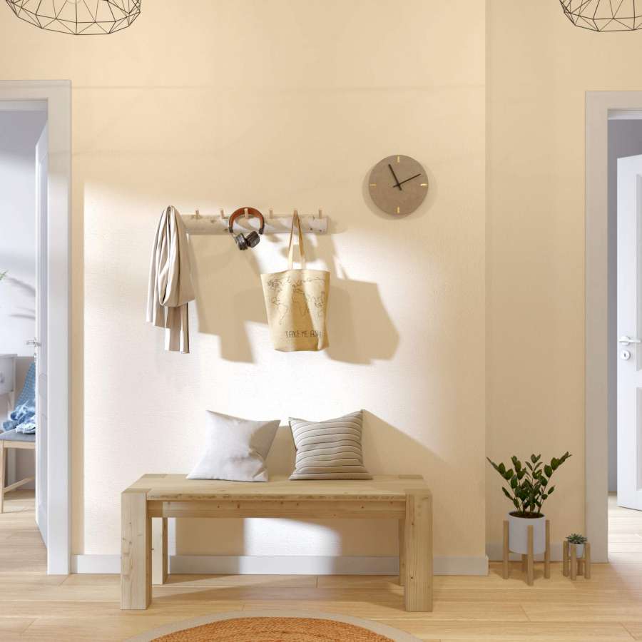 Ein Flur mit einer Wandgarderobe aus Birkenstamm und passender Sitzbank.