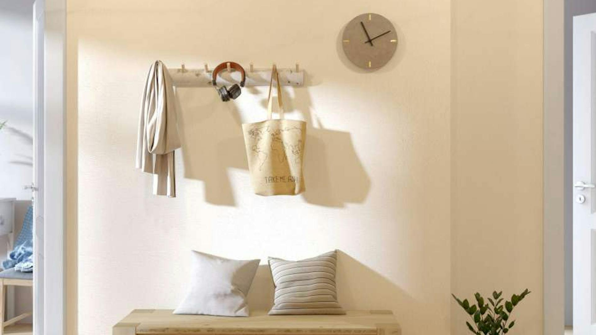 Ein Flur mit einer Wandgarderobe aus Birkenstamm und passender Sitzbank.