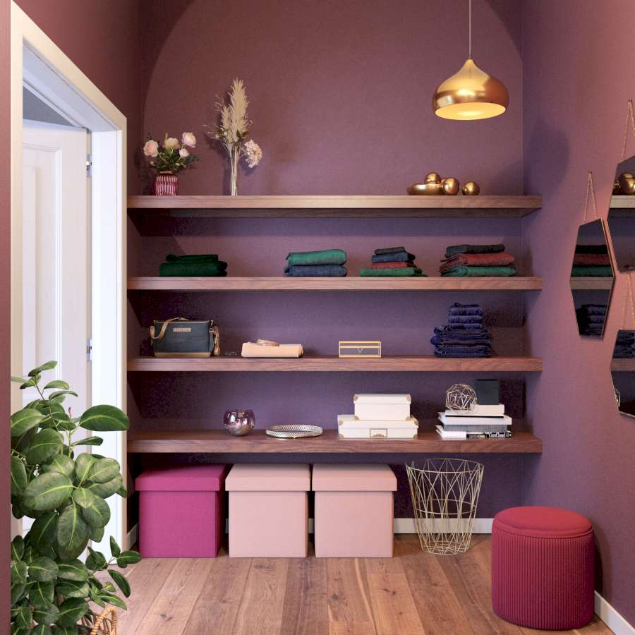 Violetter Raum mit braunem Nischenregal aus Holz