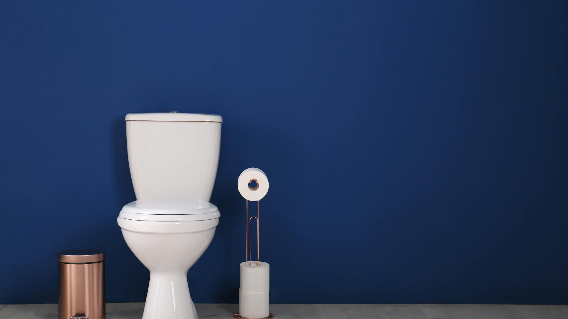 Ein Bad mit einer blauen Wand.