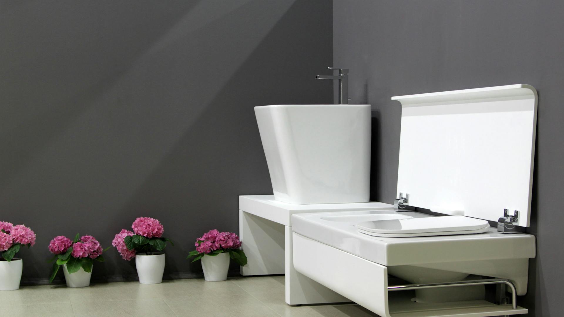 Ein Bad mit einer grauen Wand.