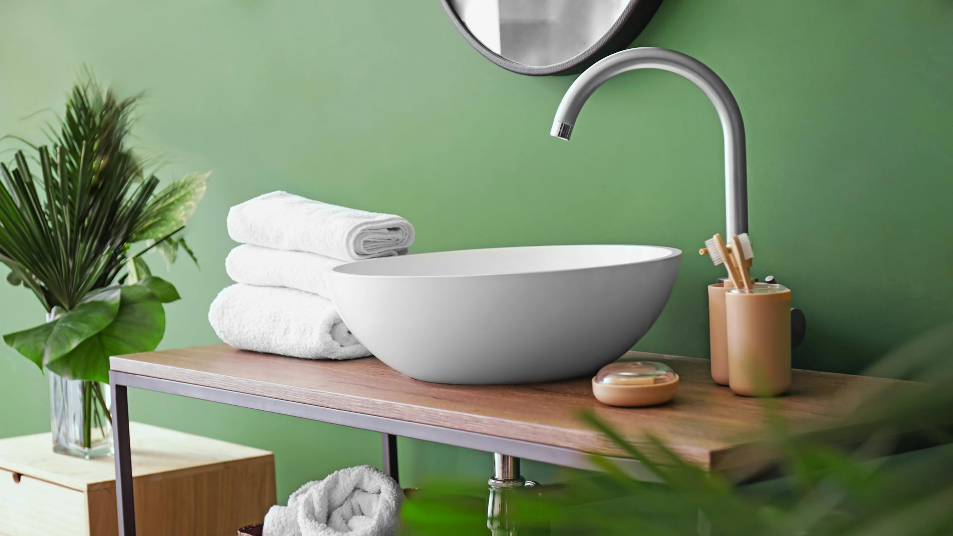 Ein Bad mit einer grünen Wand.