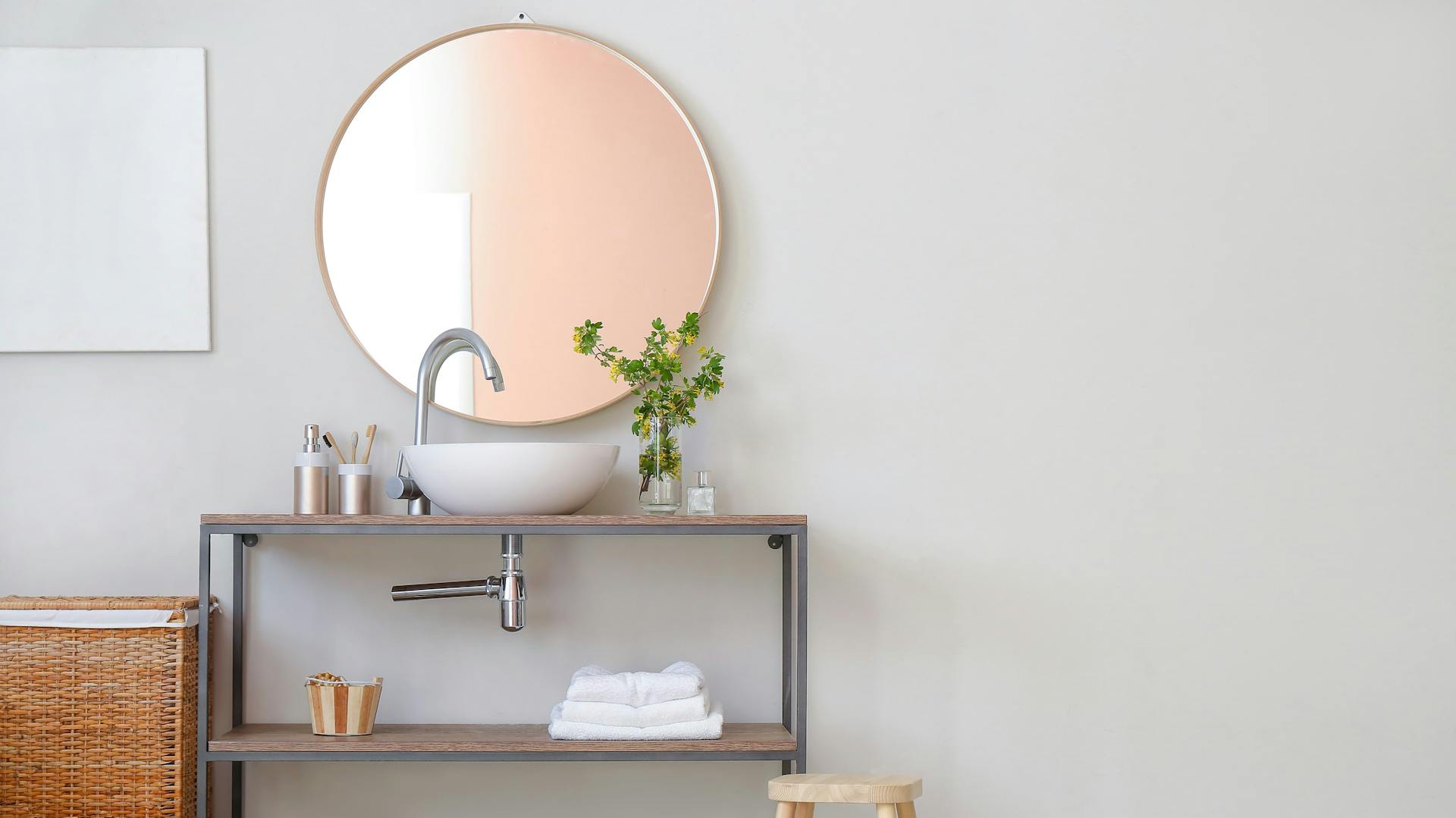 Ein Bad mit einer hellblauen Wand.