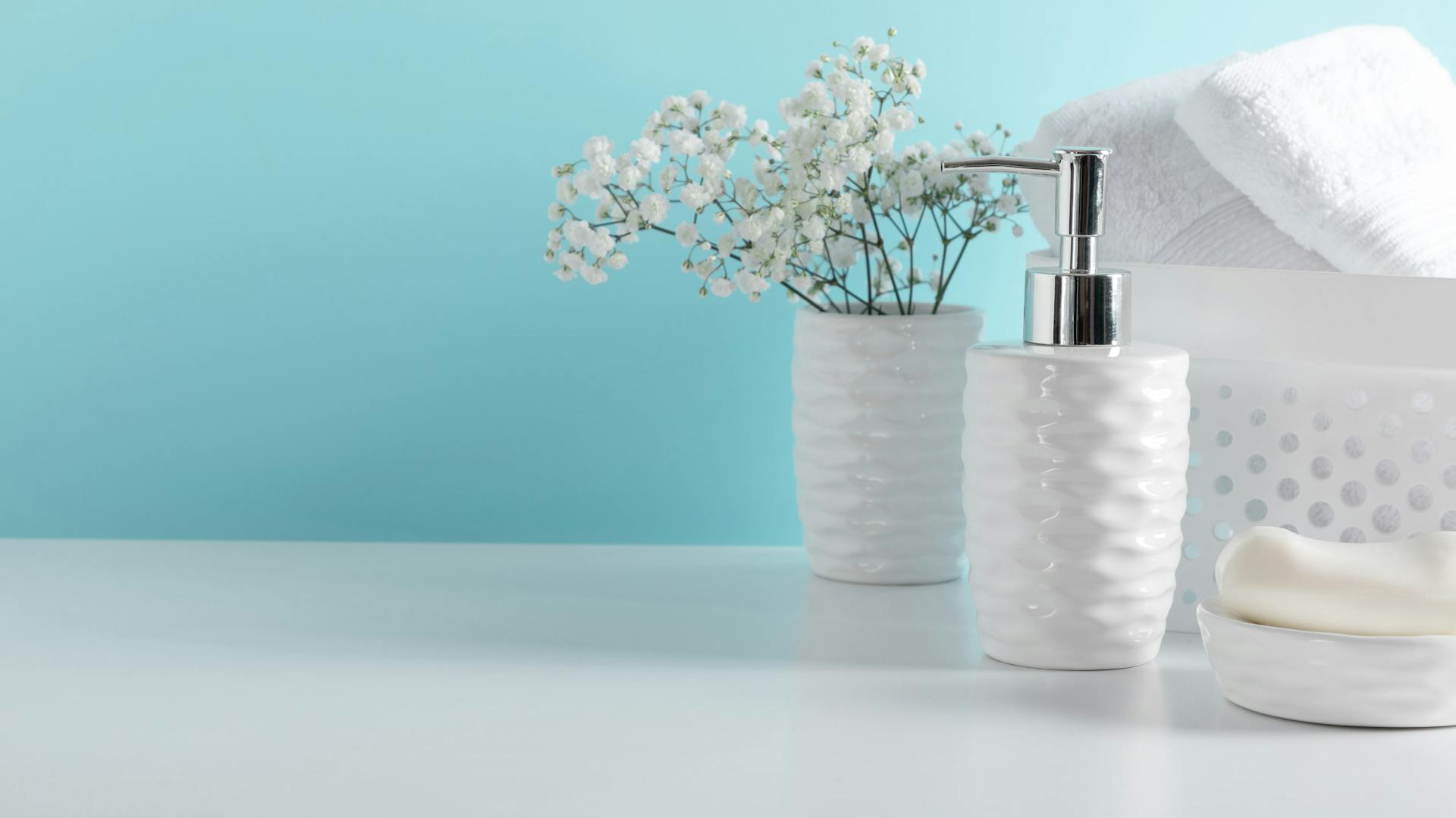 Ein Bad mit einer himmelblauen Wand.