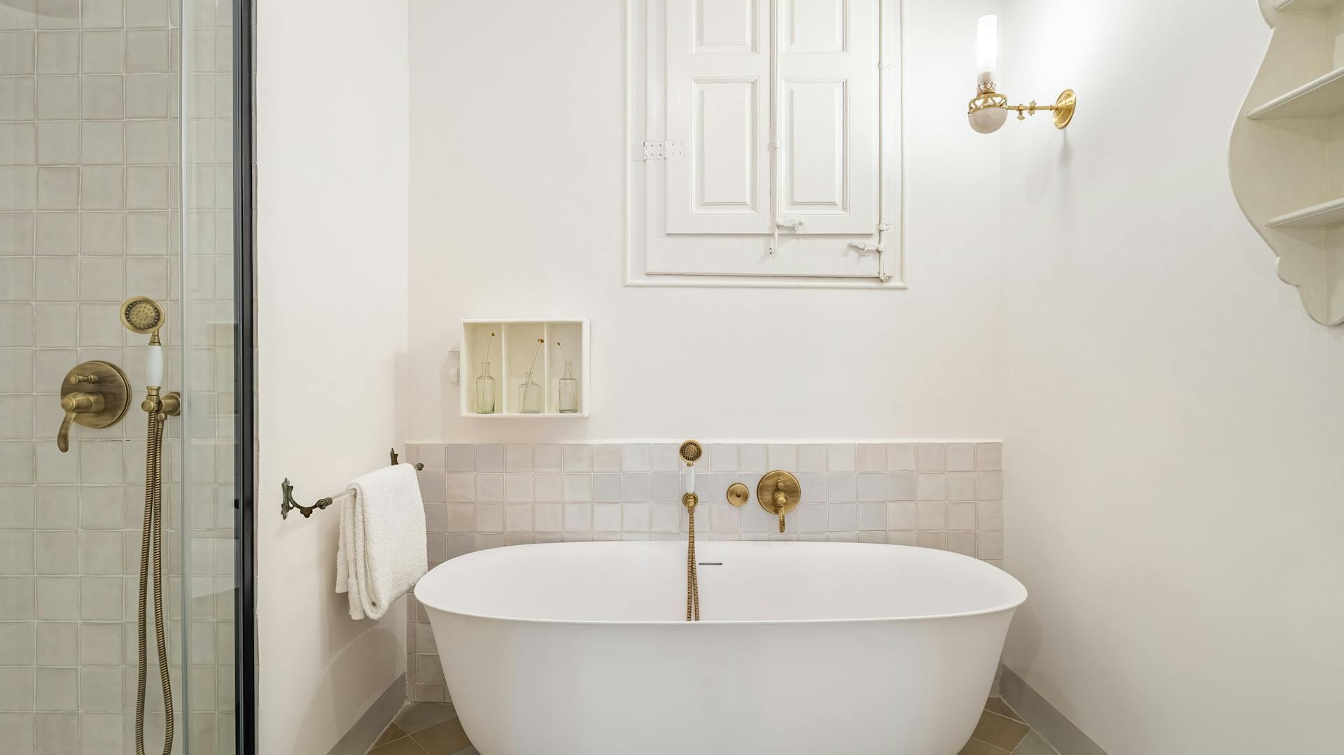 Ein Bad mit einer weißen Wand.