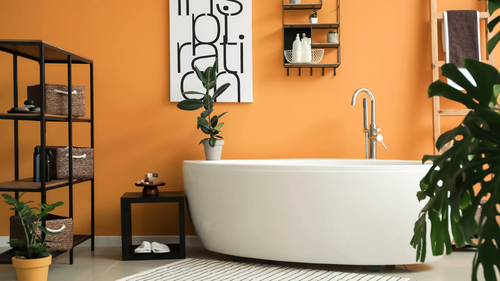 Badezimmer mit orangener Wandfarbe