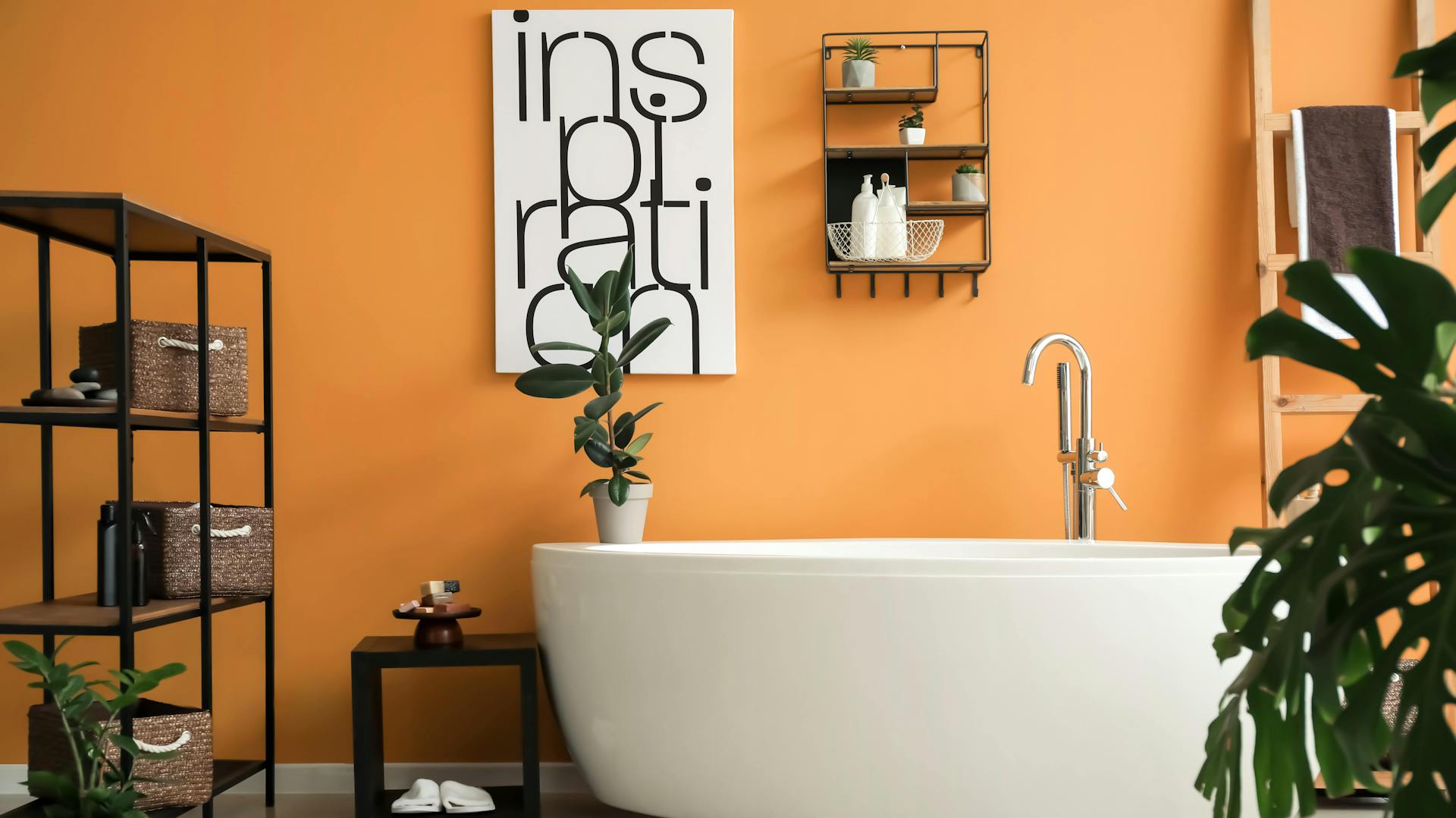 Ein Bad mit einer orangenen Wand.