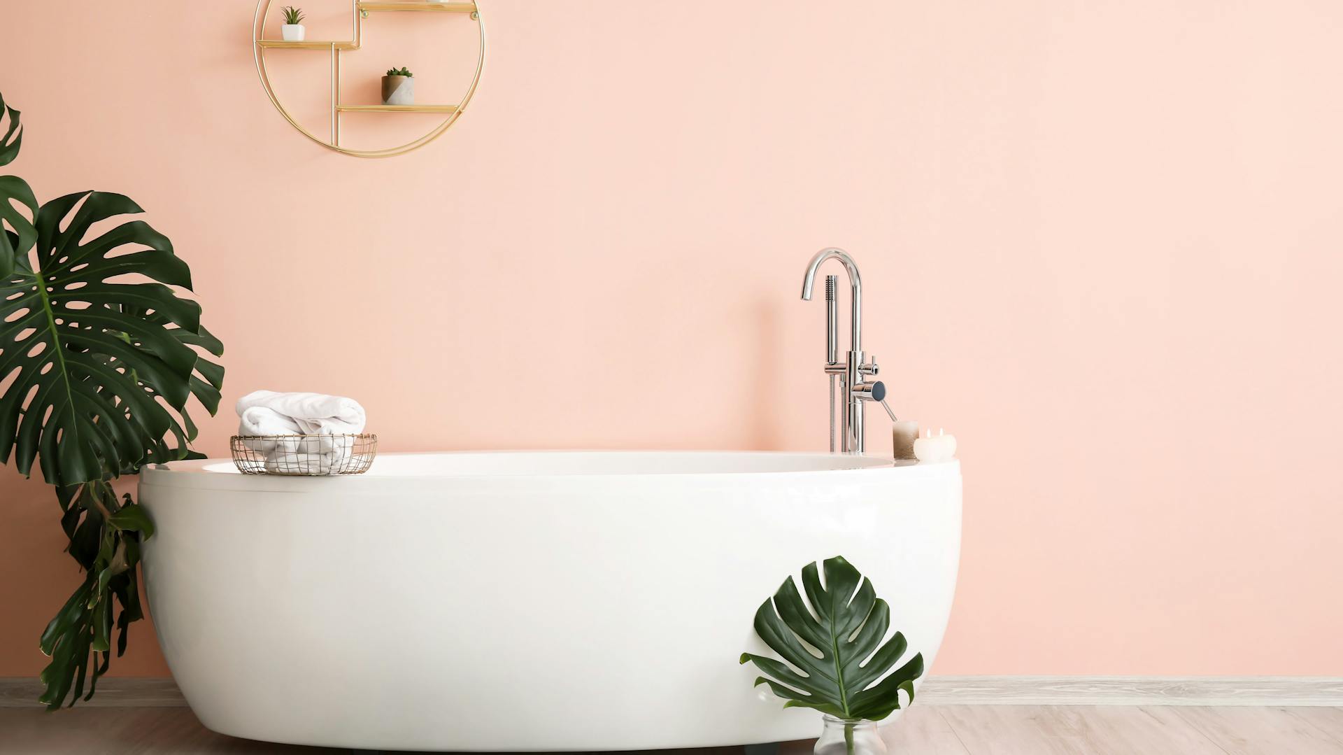 Ein Bad mit einer pinken Wand.