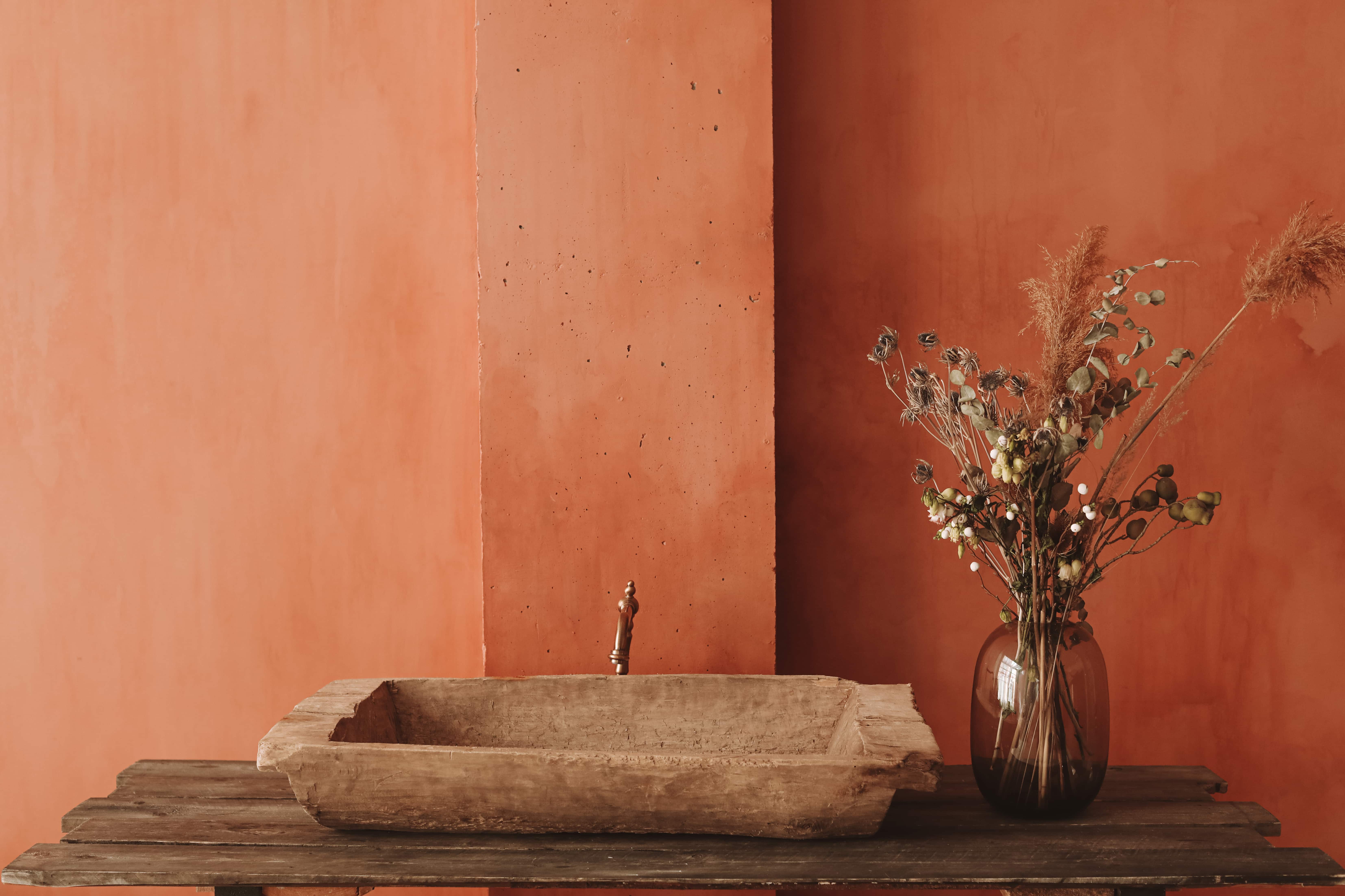 Ein Bad mit einer rot-braunen Wand.