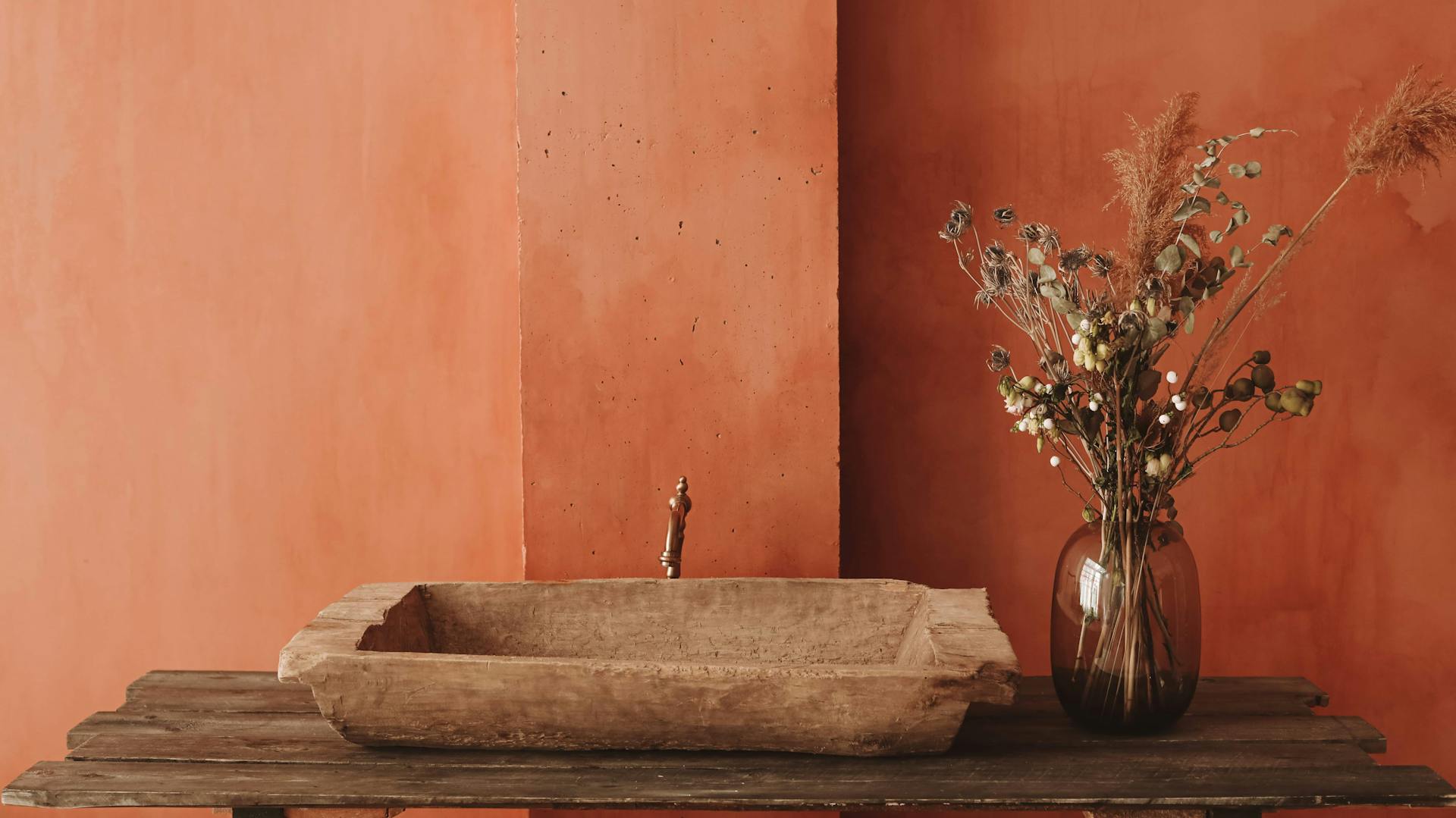 Ein Bad mit einer rot-braunen Wand.