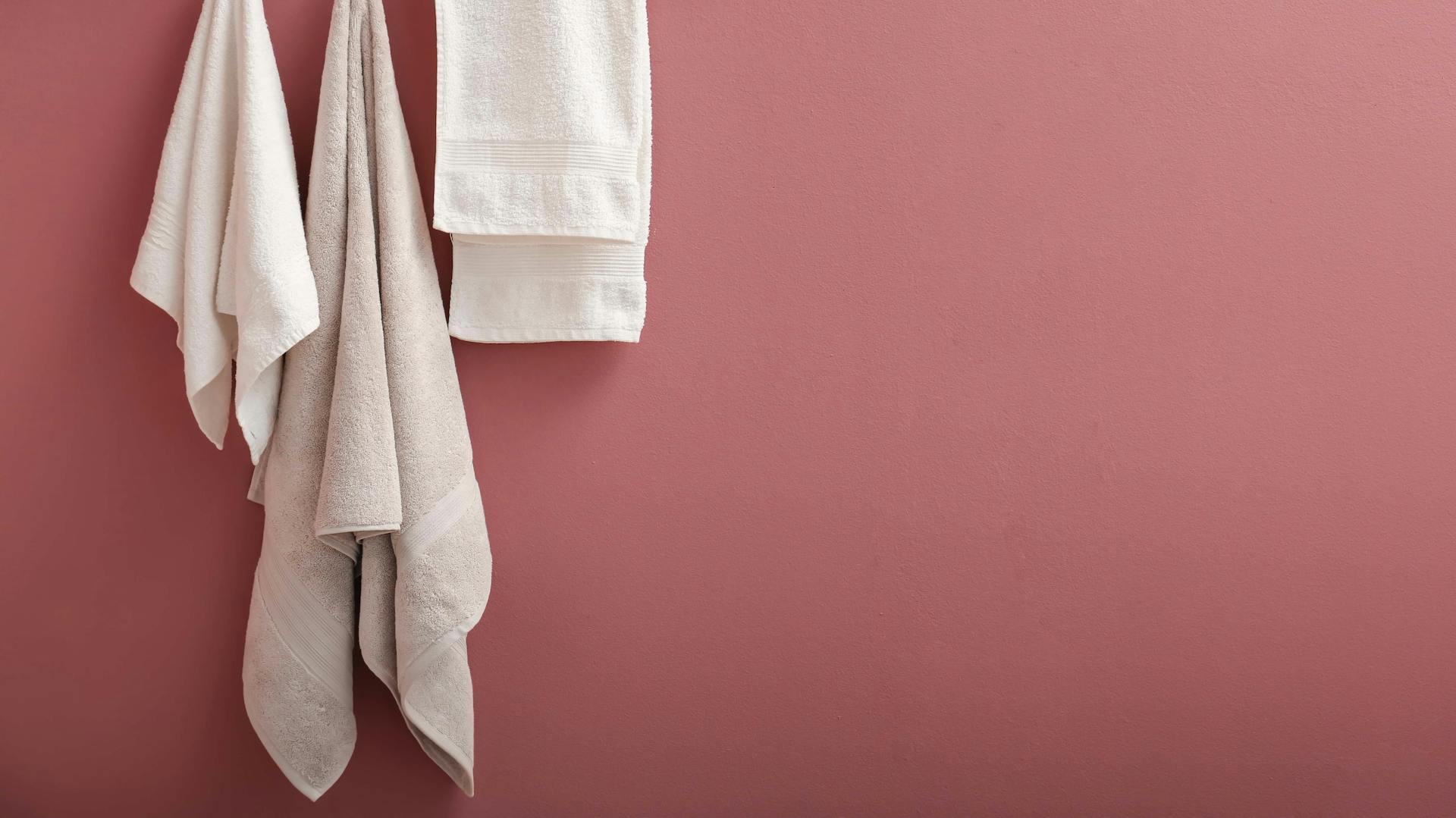 Ein Bad mit einer roten Wand.