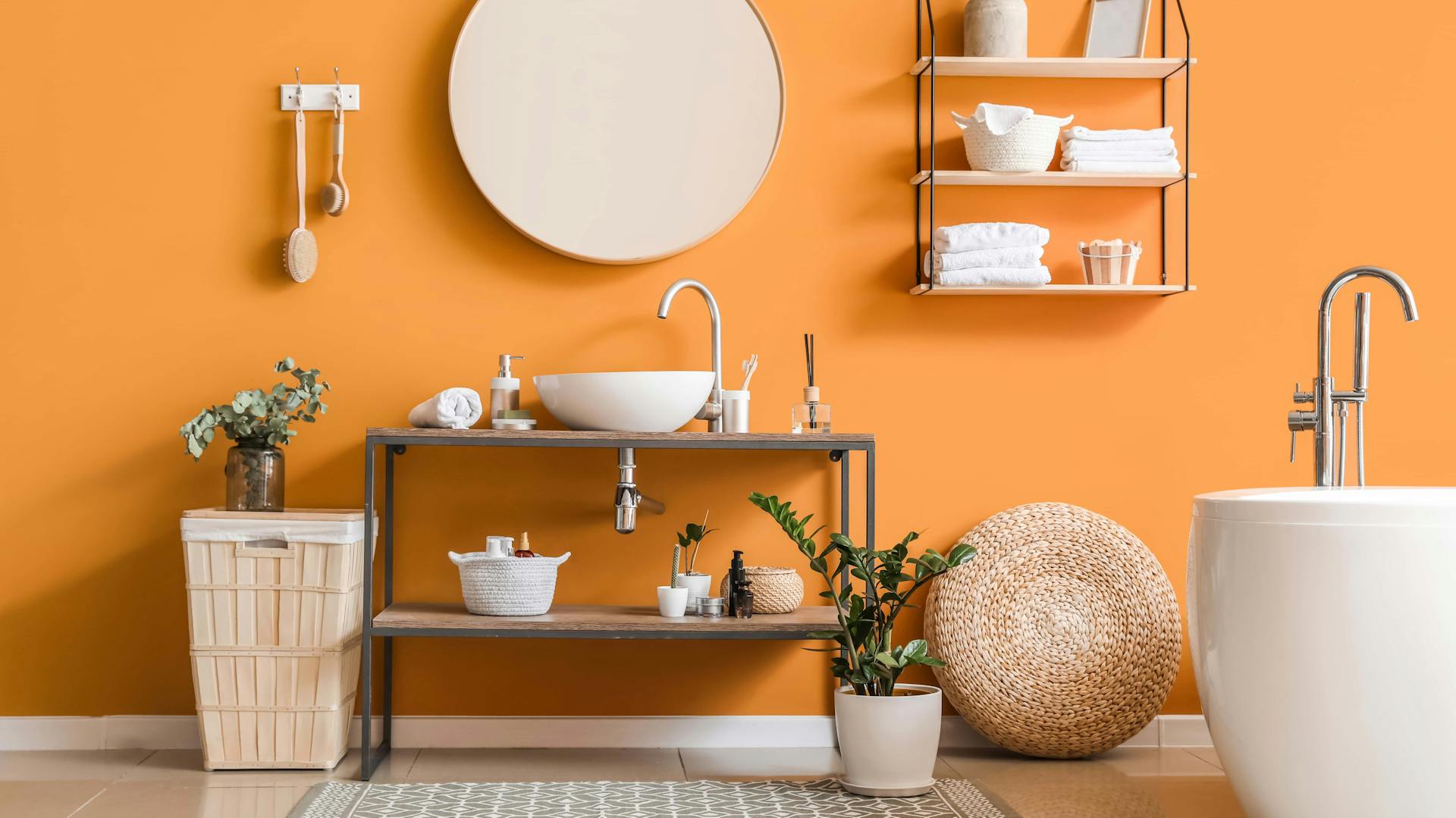 Ein Bad mit Wänden in Orange.