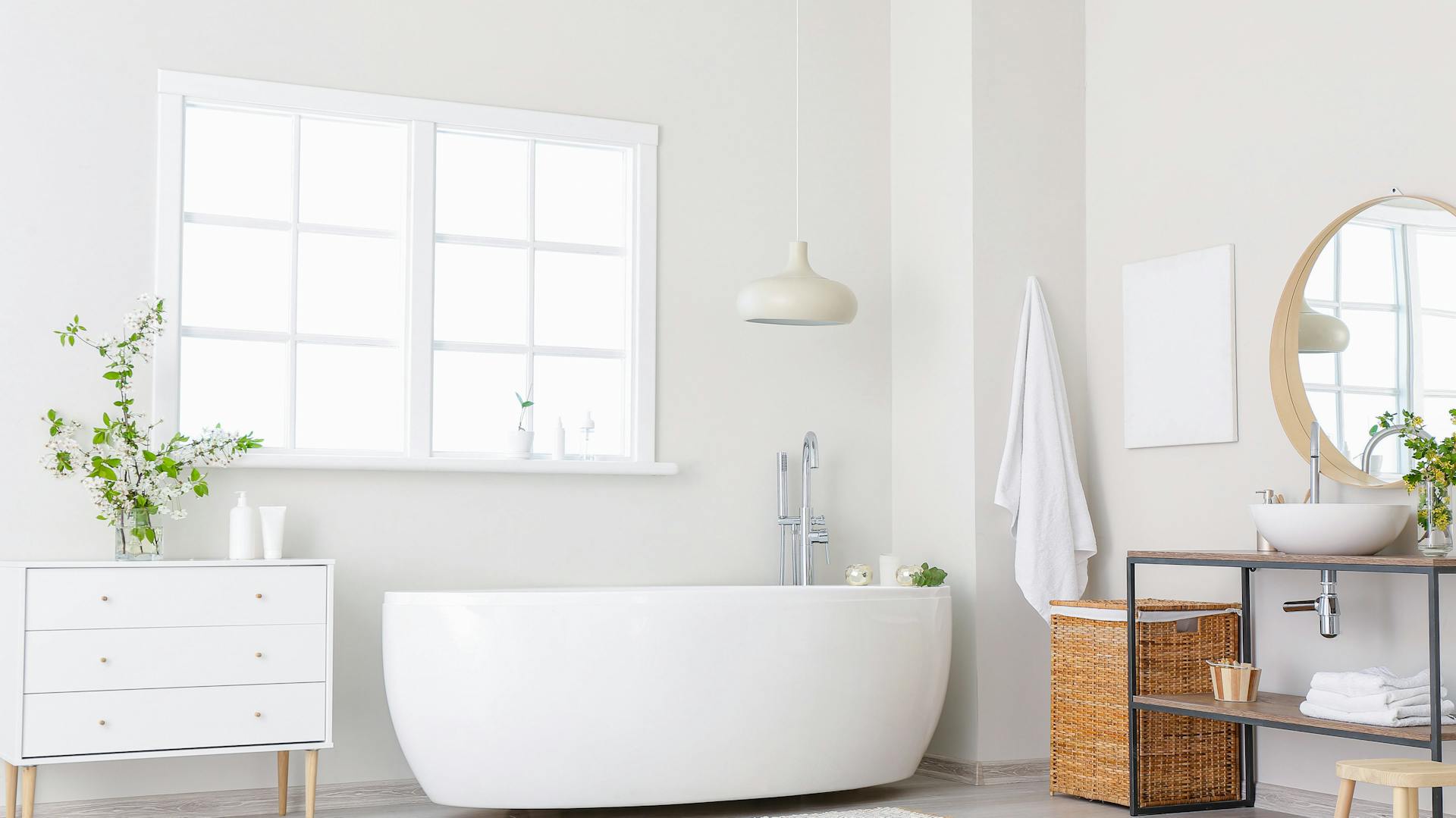 Ein Badezimmer mir weißen Wänden.