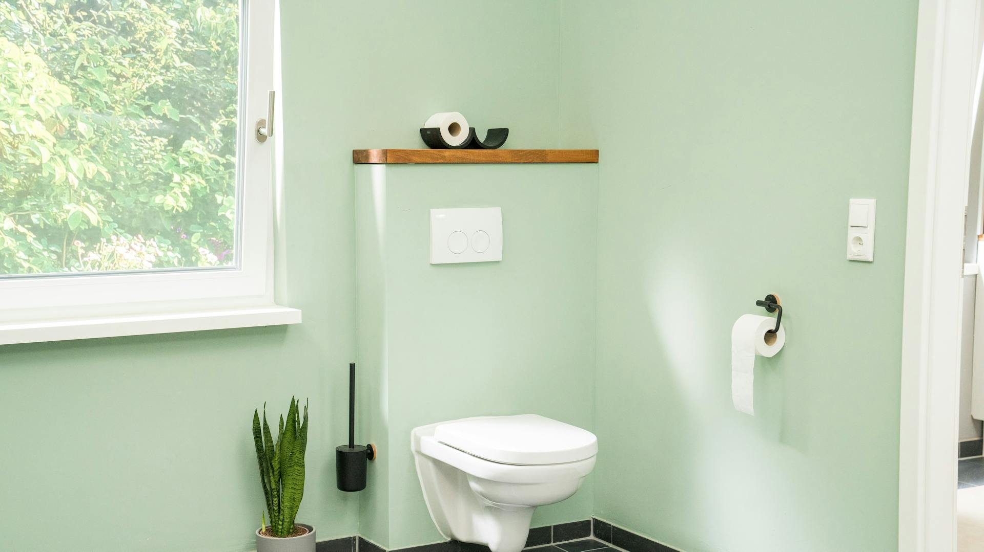 Fürdőszoba tetszetős fürdőszobai kiegészítőkkel.