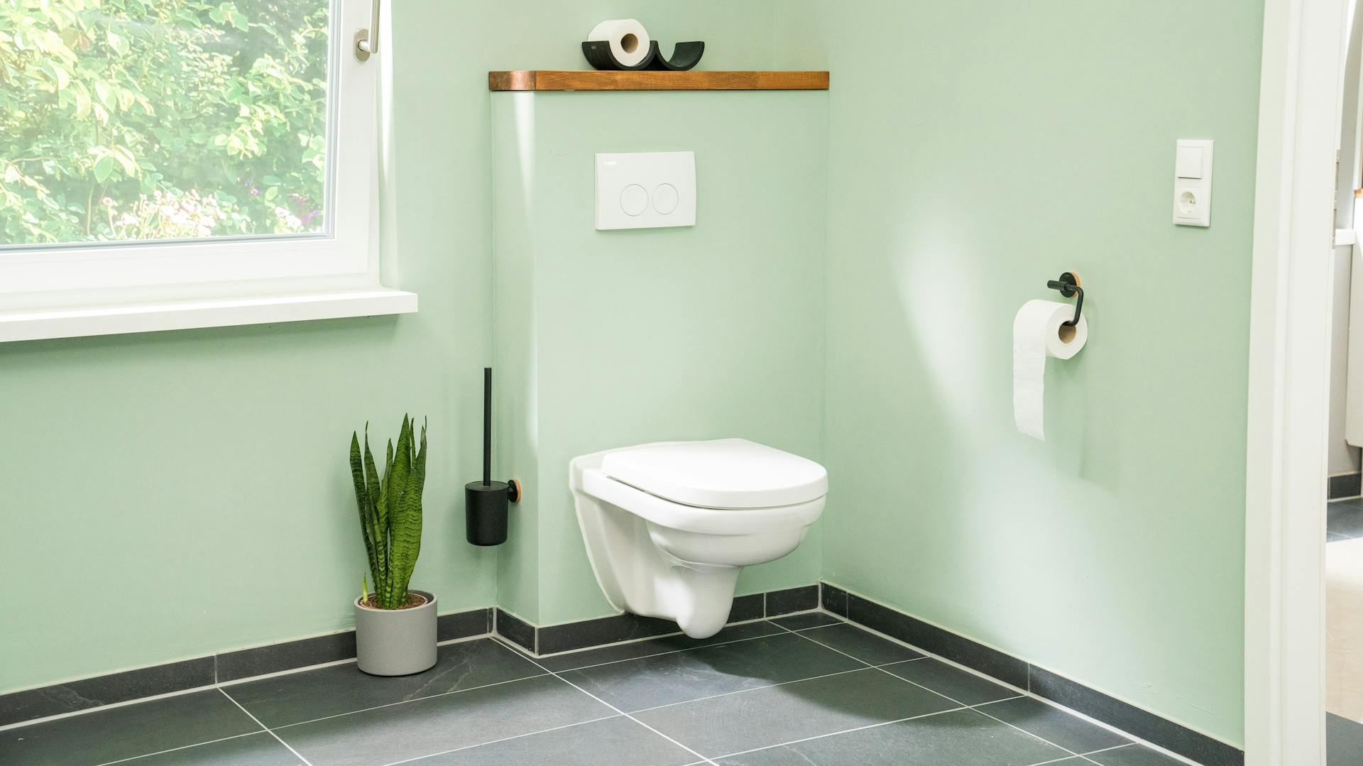 Badezimmer mit auffälligen Badaccessoires.