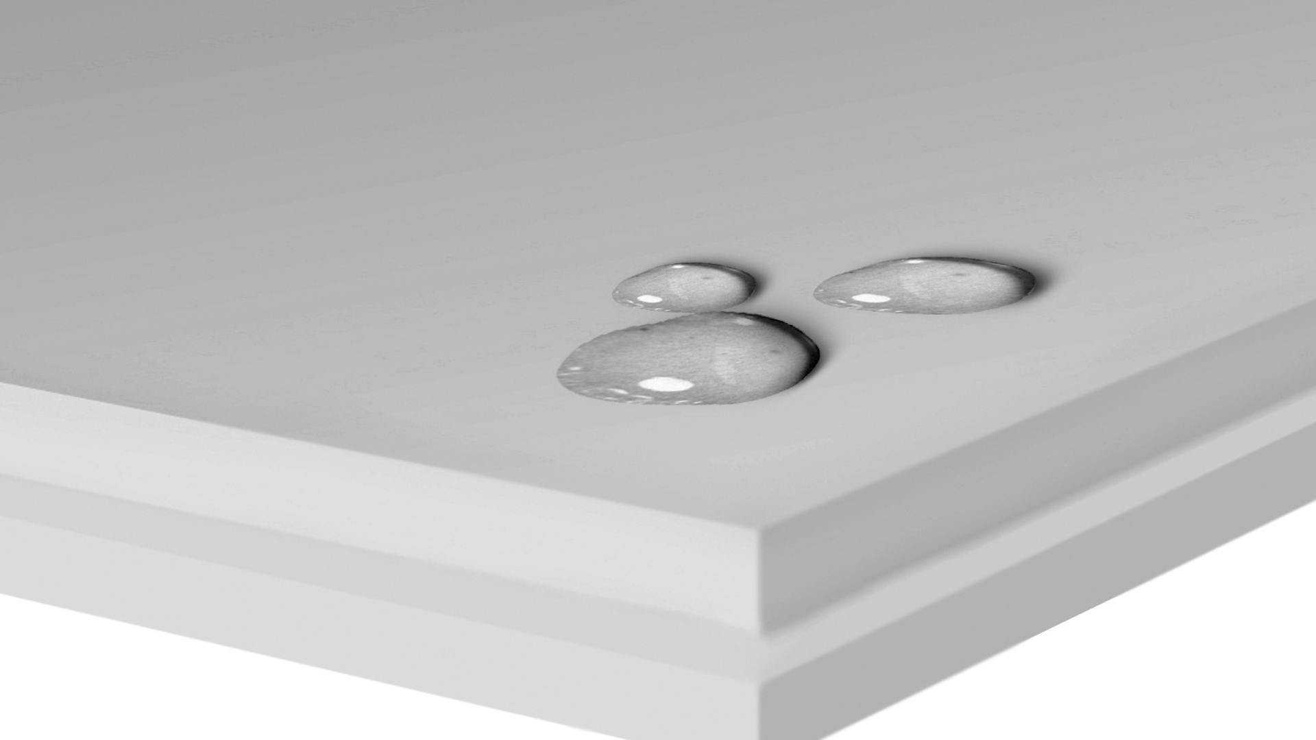 Le gocce d’acqua sui pannelli per piastrellare mostrano le proprietà idrorepellenti del materiale.