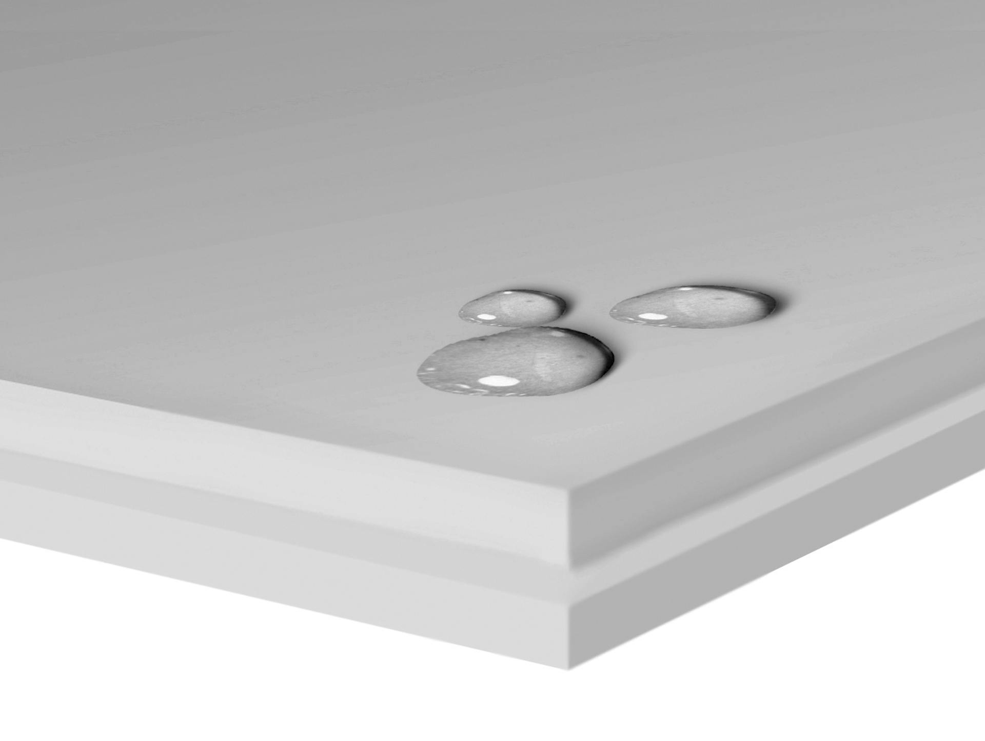 Wassertropfen auf Fliesenlegerplatten zeigen wasserabweisende Eigenschaften des Materials.