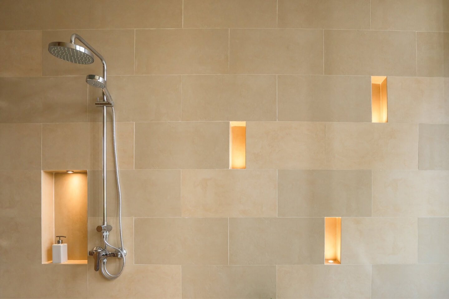 Nicchie illuminate nella parete della zona doccia