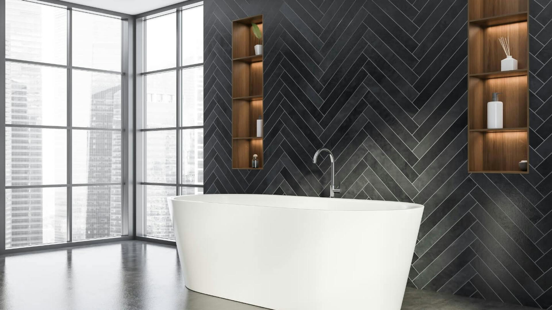 Eine freistehende Badewanne und indirekte Beleuchtung im Bad.