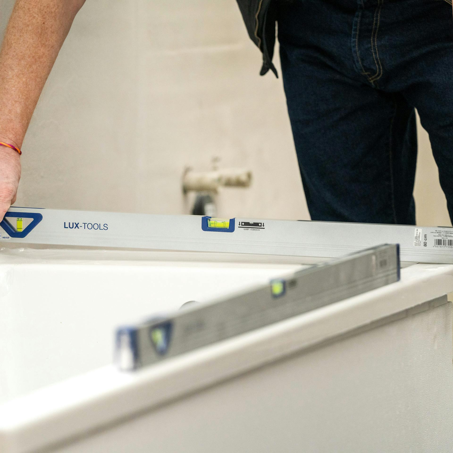 Kád szintezése vízmértekkel