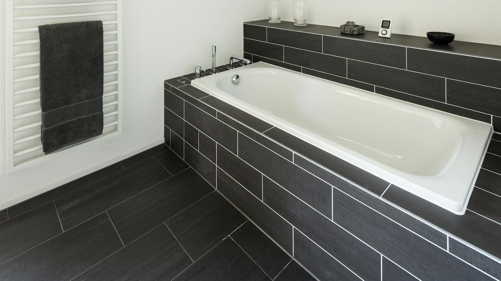 Frissen festett kád sötét csempékkel