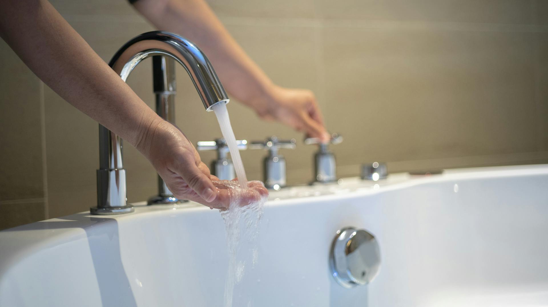 Valaki vizet tölt egy kádba