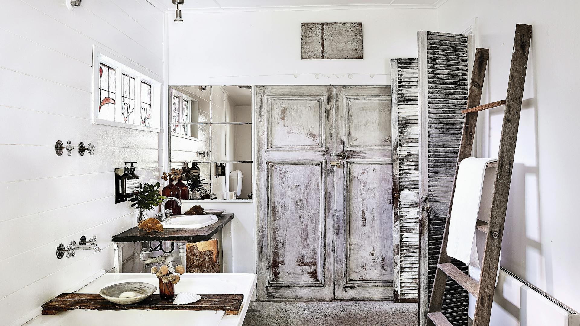 Ein modernes Badezimmer mit rustikalen Holzobjekten