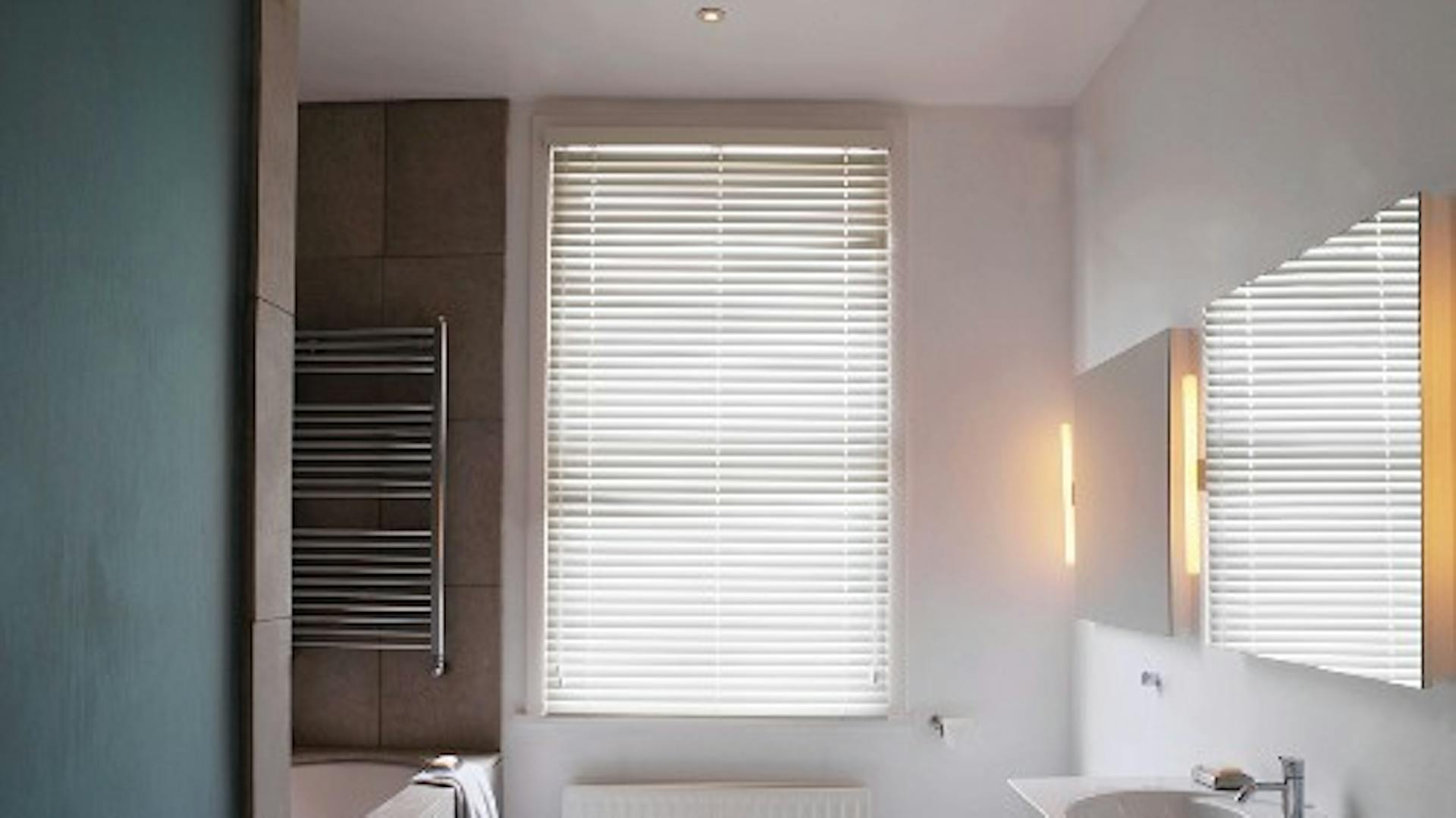 Ein helles Bad mit einer blauen Wand und Jalousien.