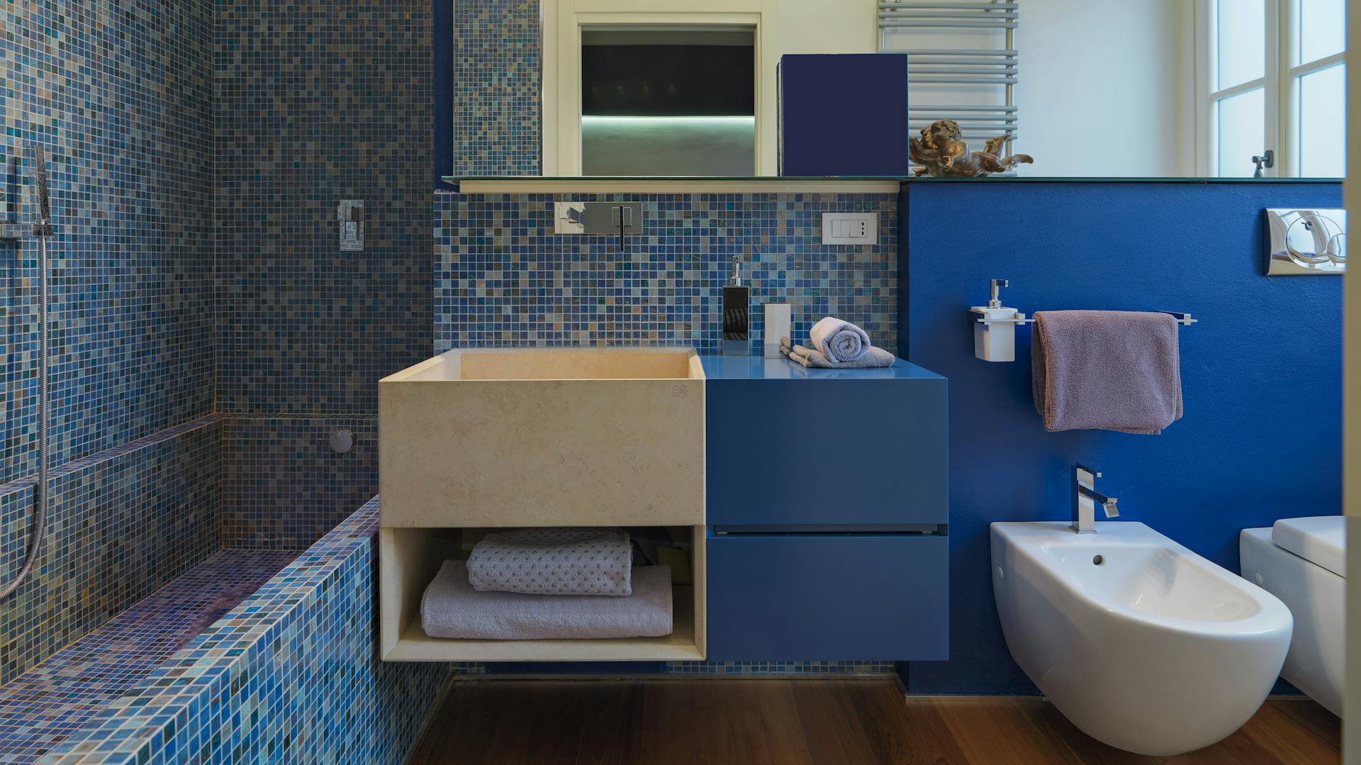 Ein Badezimmer in Blau.