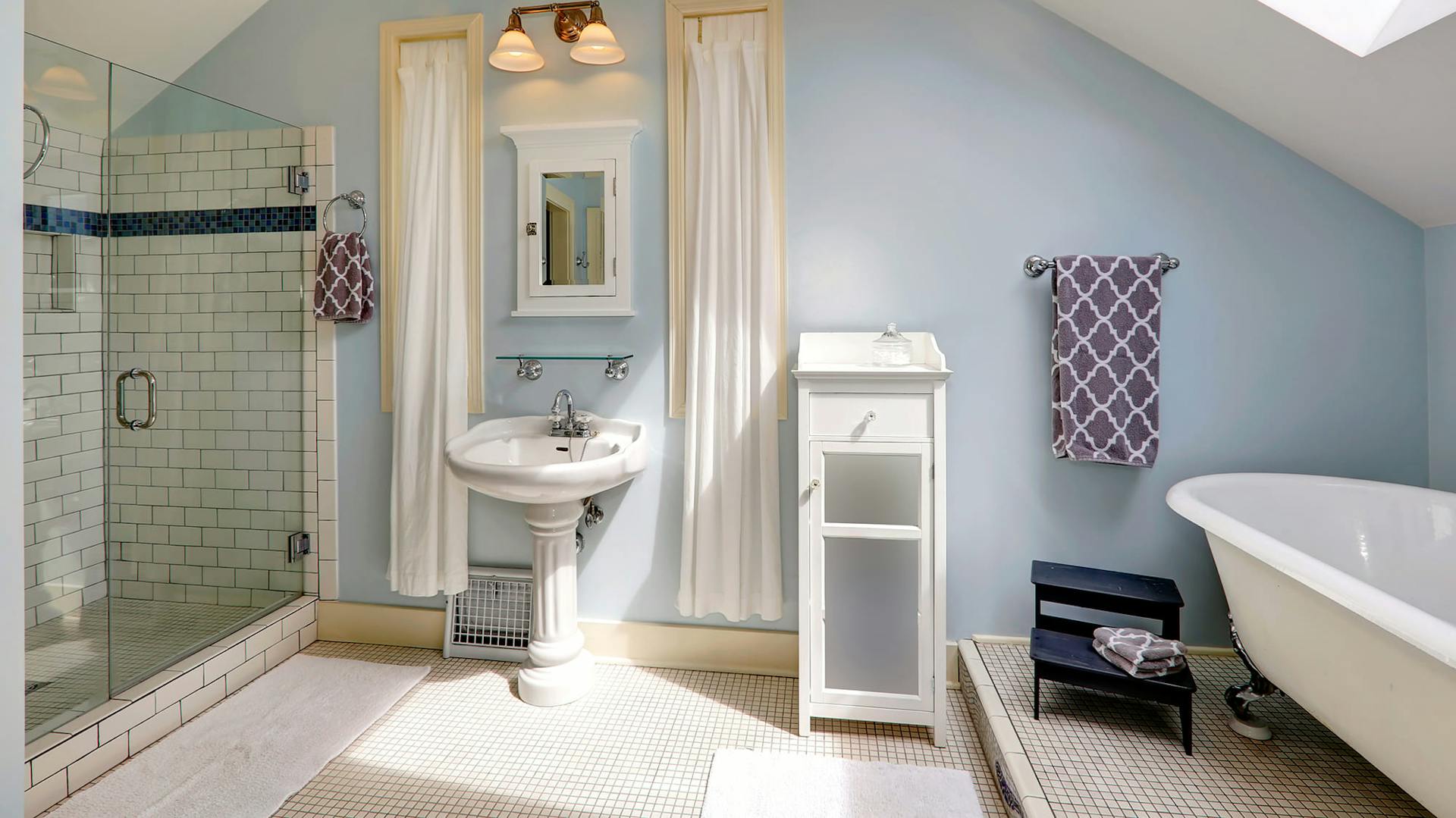 Ein blau-weißes Badezimmer.